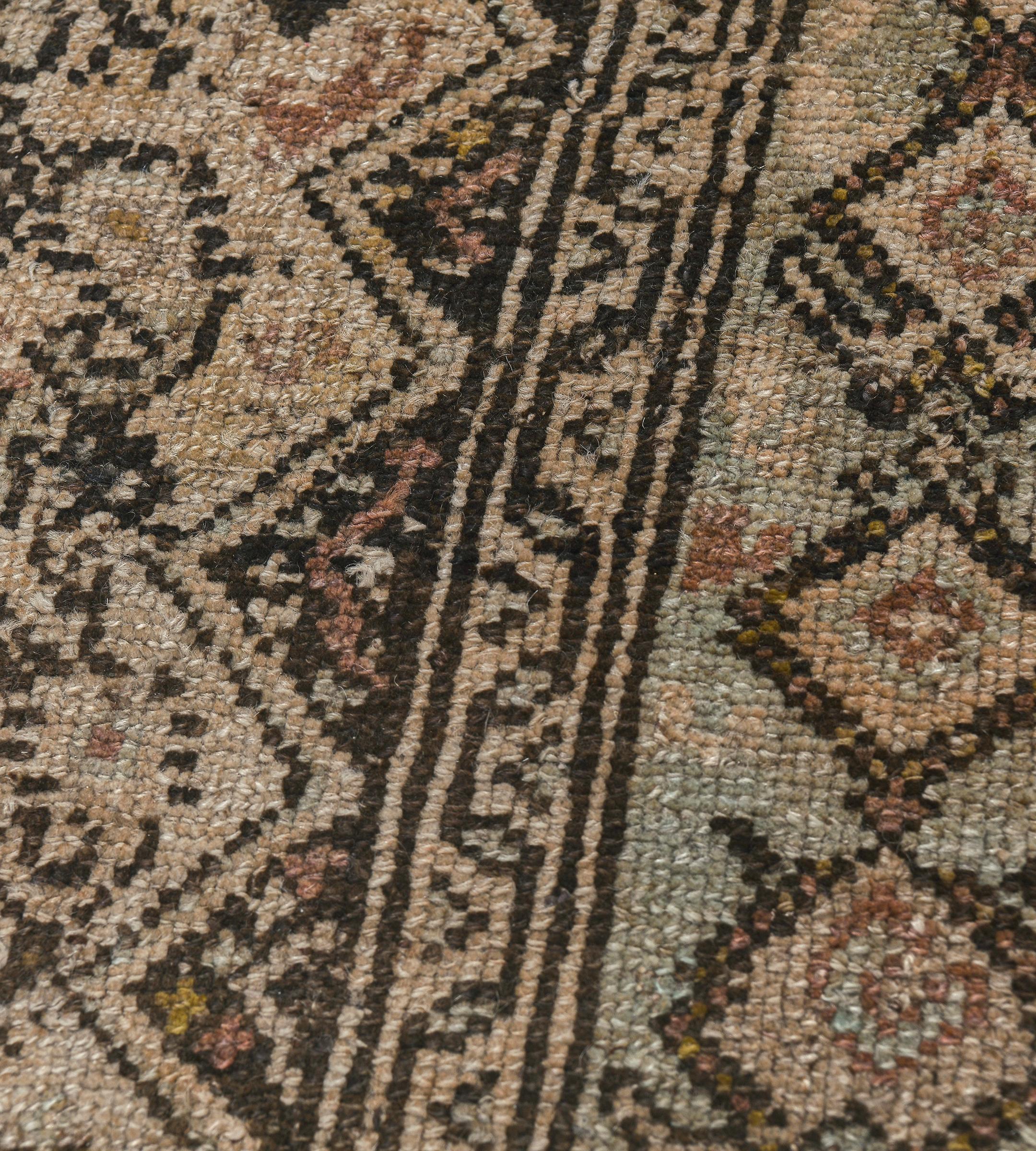 Antiker handgewebter Teppich aus brauner und rosafarbener Wolle mit Blumenmuster aus Karabagh im Angebot 1