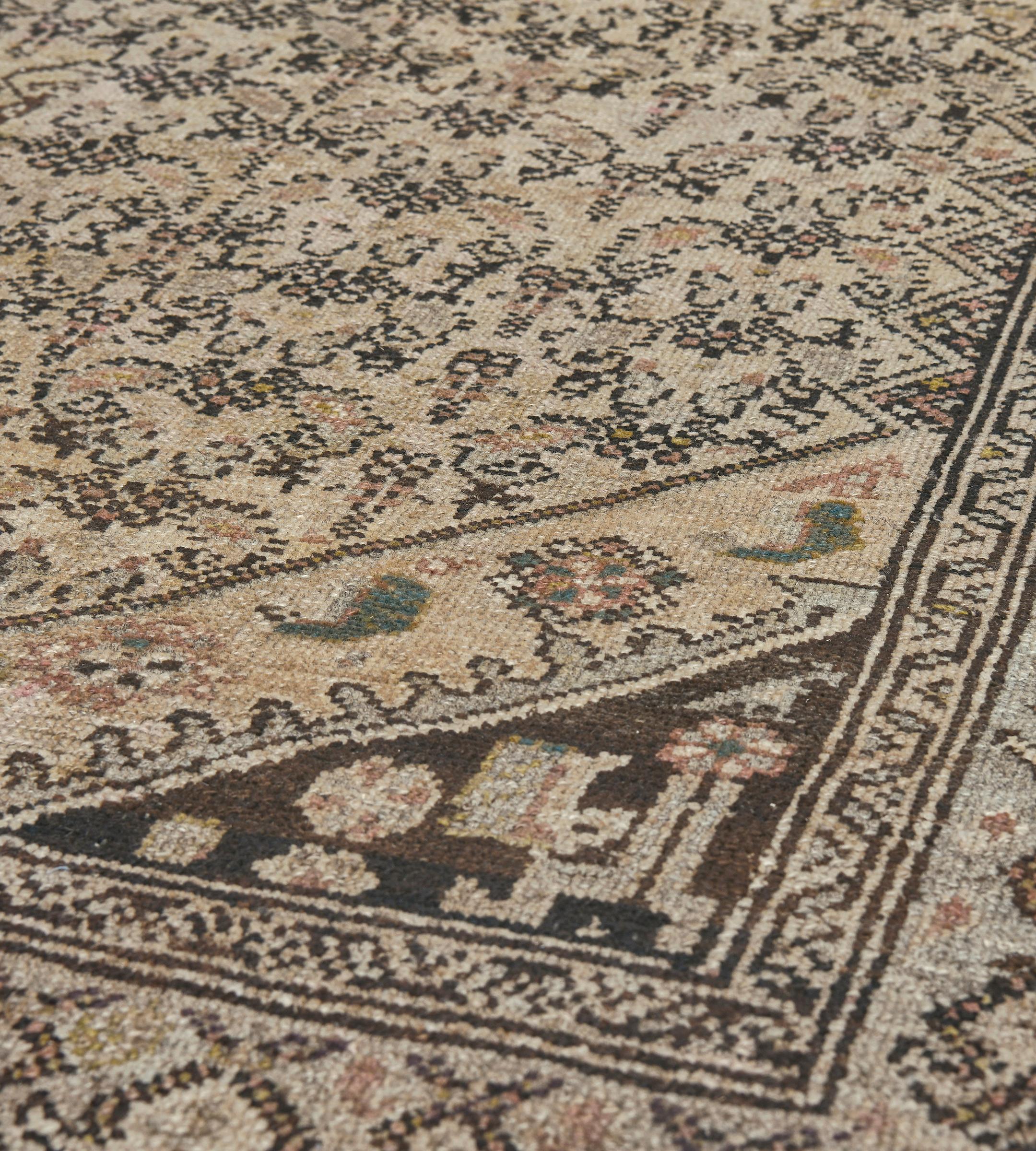 Antiker handgewebter Teppich aus brauner und rosafarbener Wolle mit Blumenmuster aus Karabagh im Angebot 2