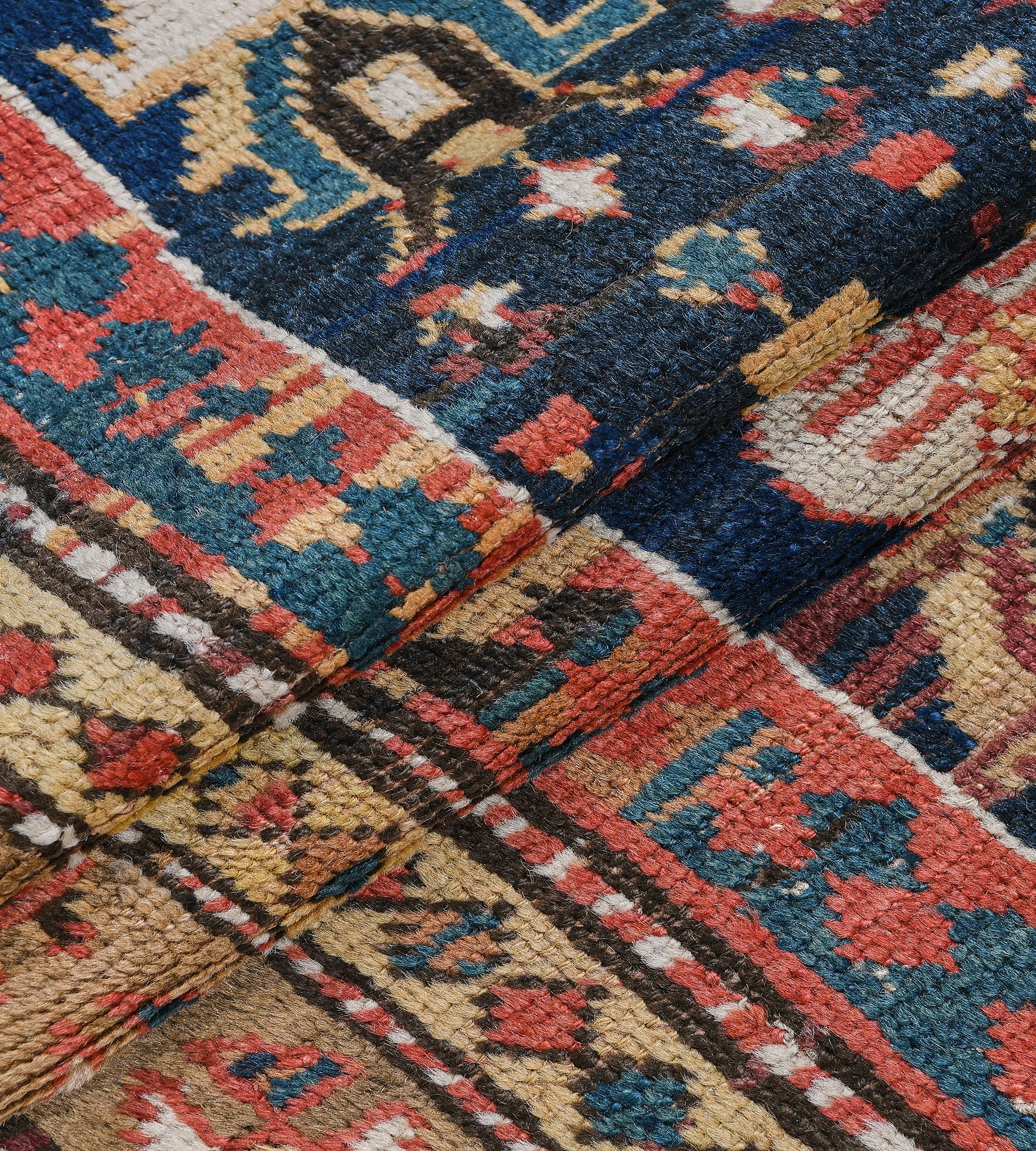 Antigua alfombra kurda persa de lana tejida a mano con flora y fauna en venta 1
