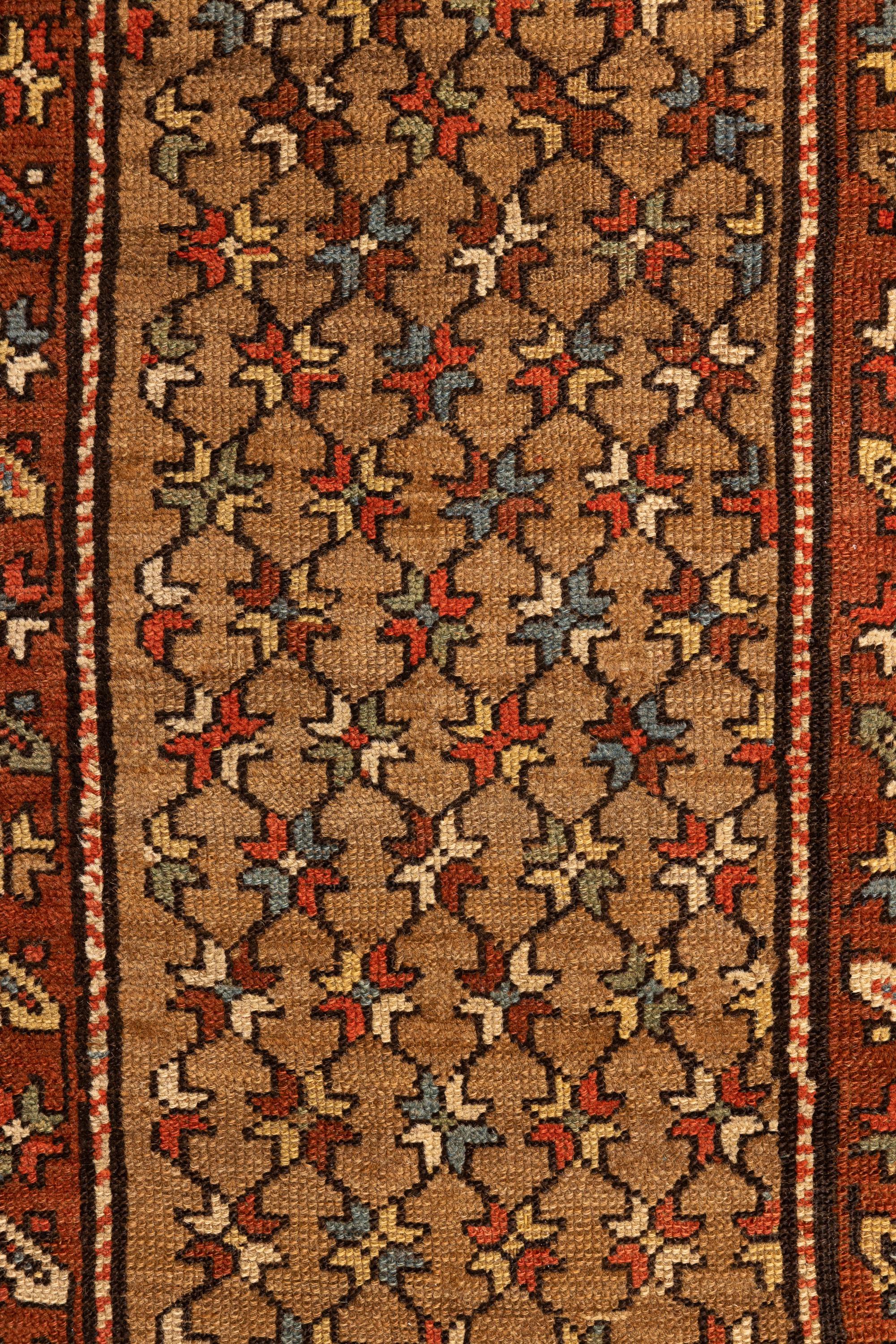 Dieser antike handgewebte Lori-Läufer ist eine eindrucksvolle Studie über Stammesgeometrie, Rhythmus und Farbe. Das Feld besteht aus einem durchgehenden Gitter aus kreuzförmigen Motiven, die in Ton und Abstand subtil variiert werden und eine