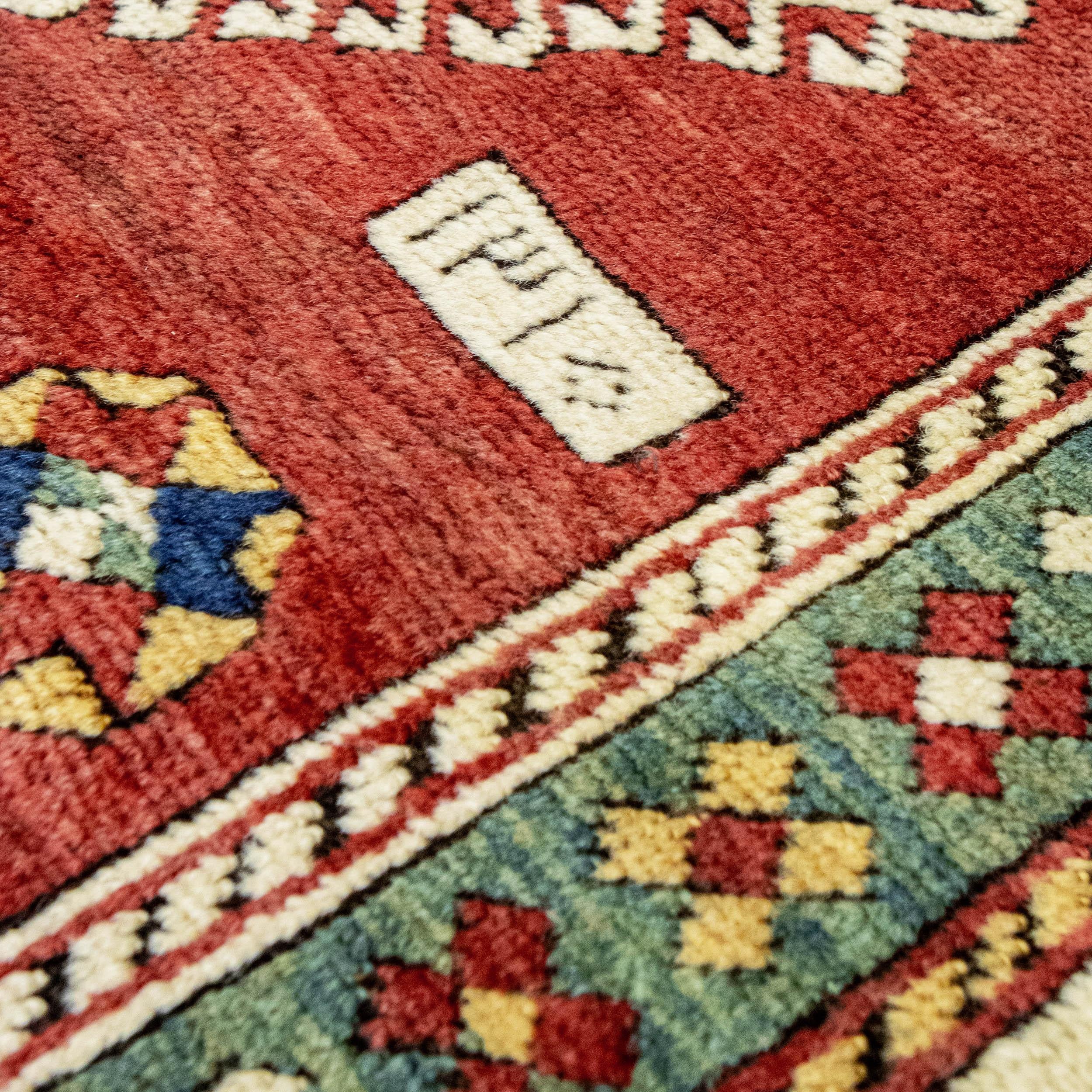 Antiker handgewebter, luxuriöser Kazak-Woll-Läufer in Rot / Elfenbein 4'4