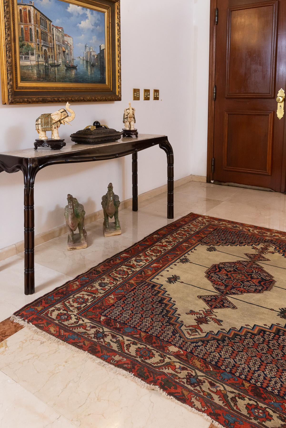 Antiker handgewebter Malayer-Wollteppich mit zentralem Medaillon und geometrischer Bordüre (20. Jahrhundert) im Angebot