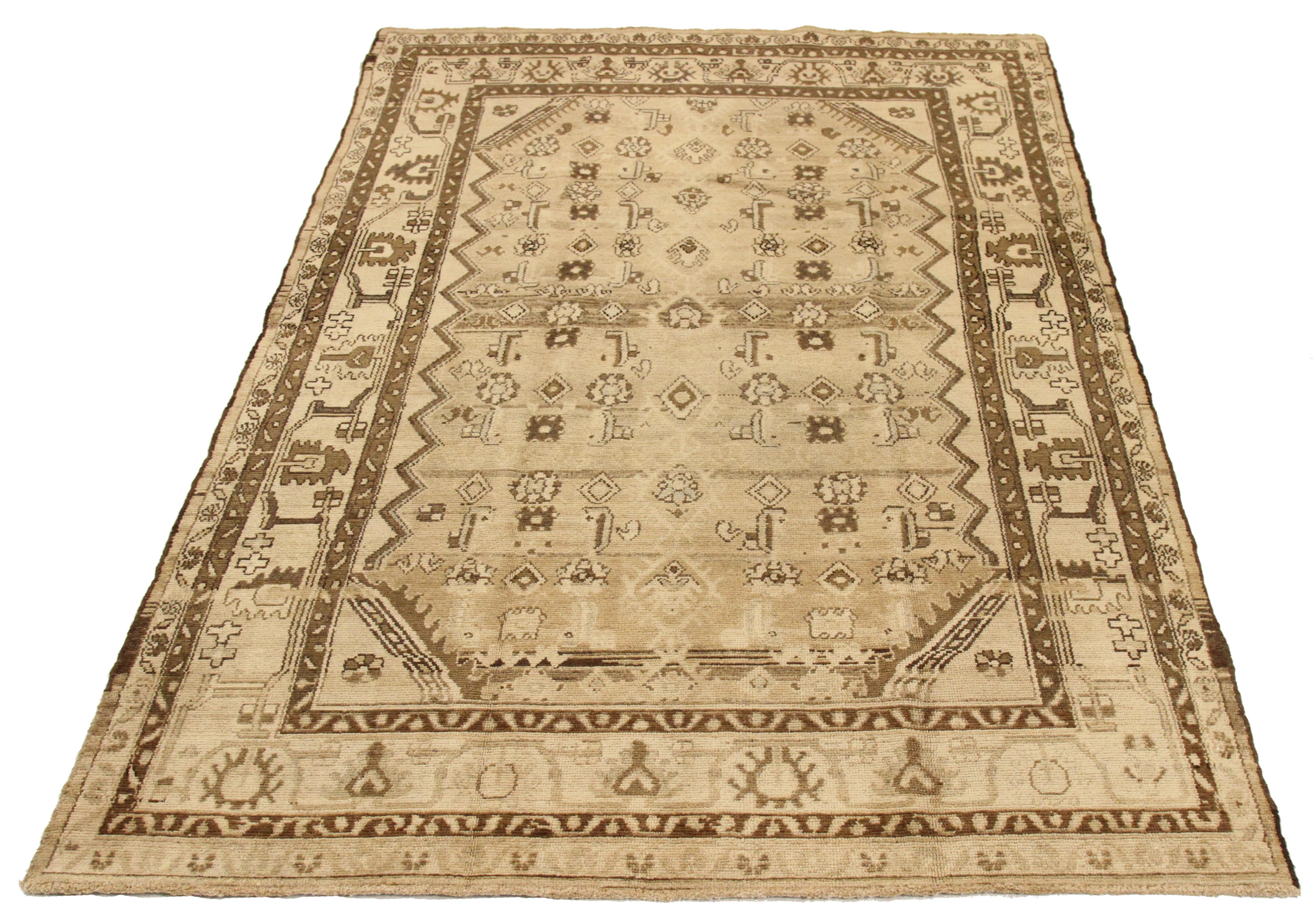 Tapis persan ancien tissé à la main, fabriqué en laine fine et avec des teintures végétales entièrement naturelles, sans danger pour les personnes et les animaux domestiques. Il s'agit d'un tissage traditionnel Malayer représentant des motifs