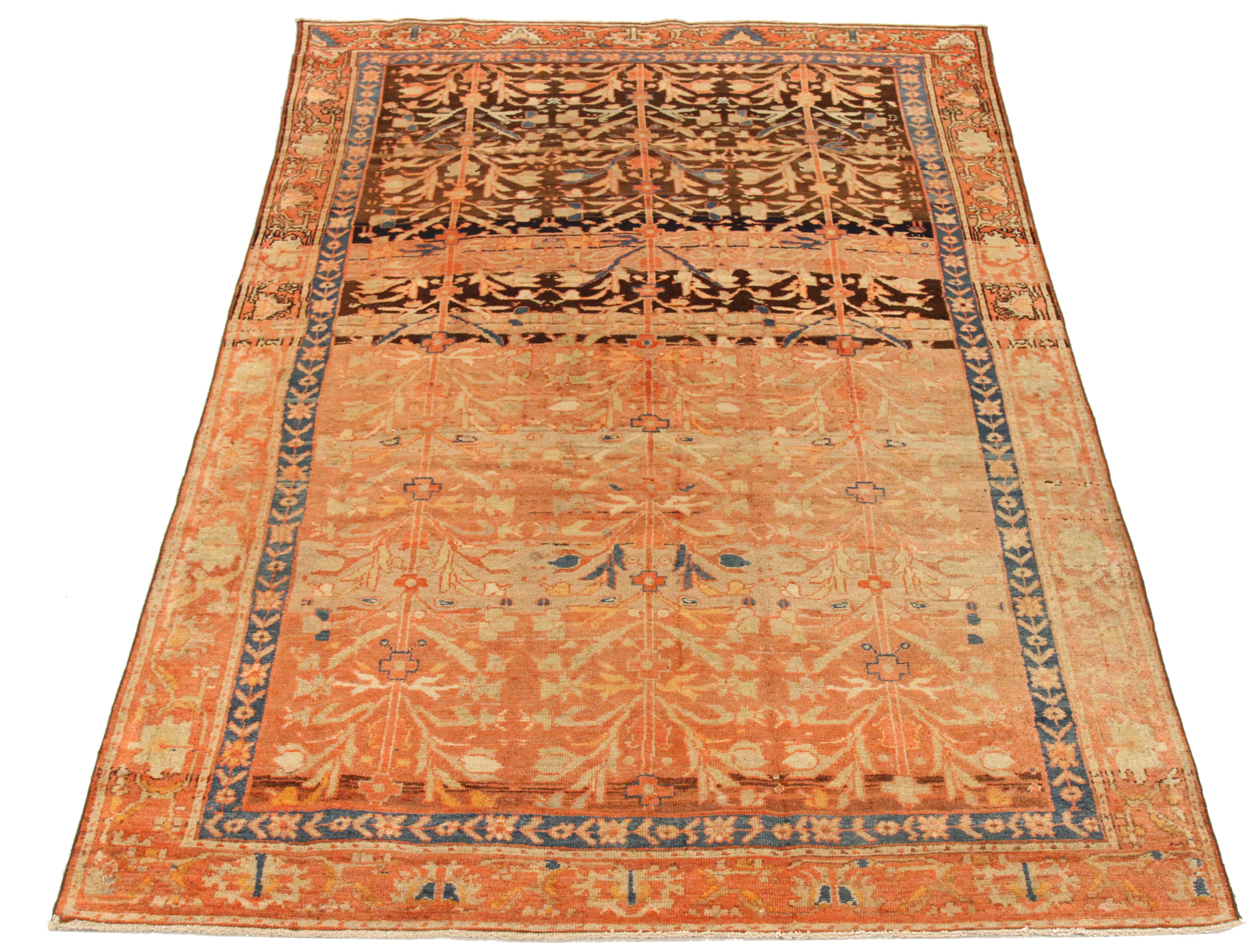 Tapis persan ancien tissé à la main, fabriqué en laine fine et avec des teintures végétales entièrement naturelles, sans danger pour les personnes et les animaux domestiques. Il s'agit d'un tissage traditionnel Malayer représentant des motifs