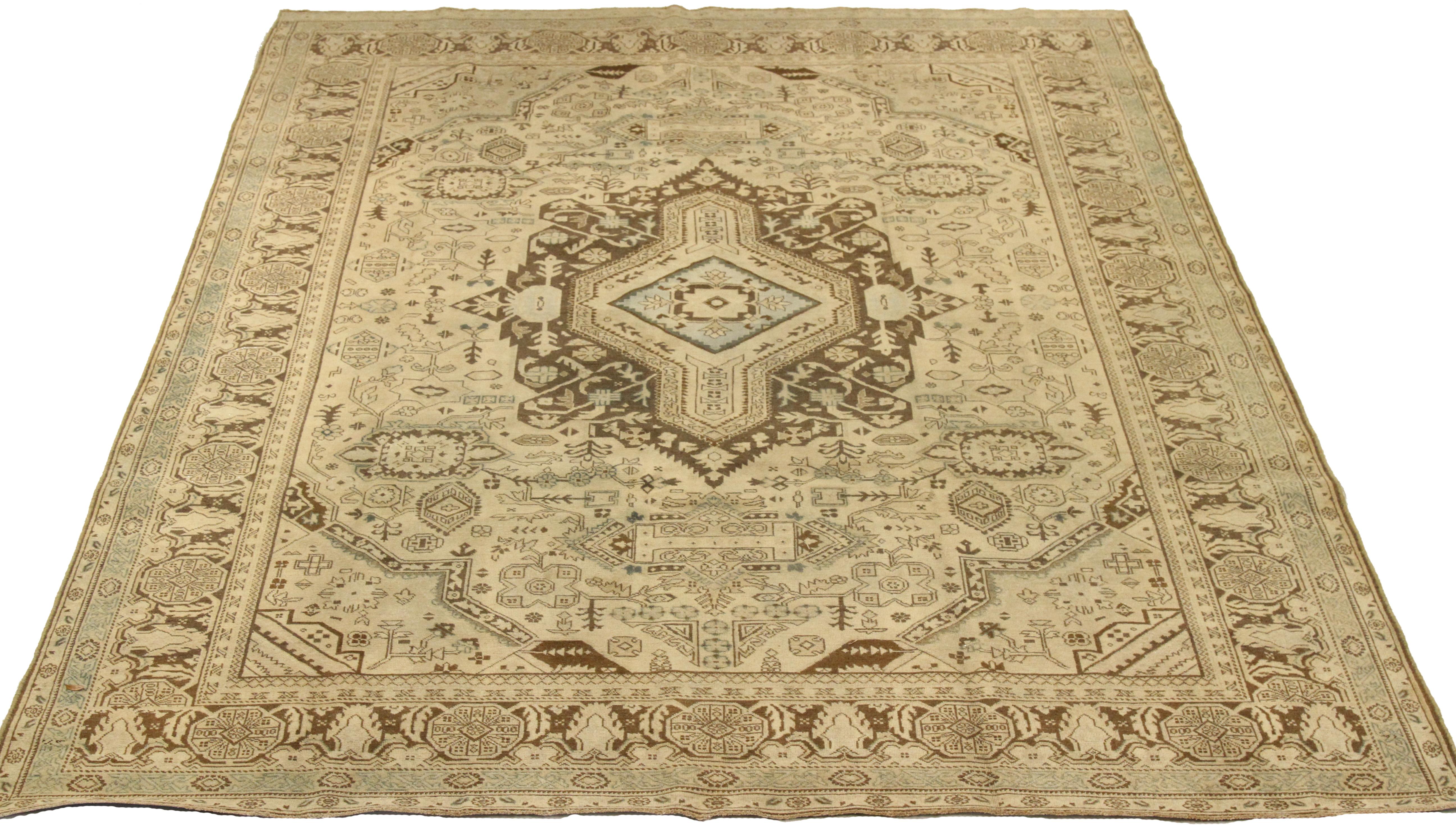 Tapis persan ancien du milieu du 20e siècle tissé à la main, fabriqué en laine fine et avec des teintures végétales entièrement naturelles, sans danger pour les personnes et les animaux domestiques. Il s'agit d'un tissage traditionnel de Tabriz