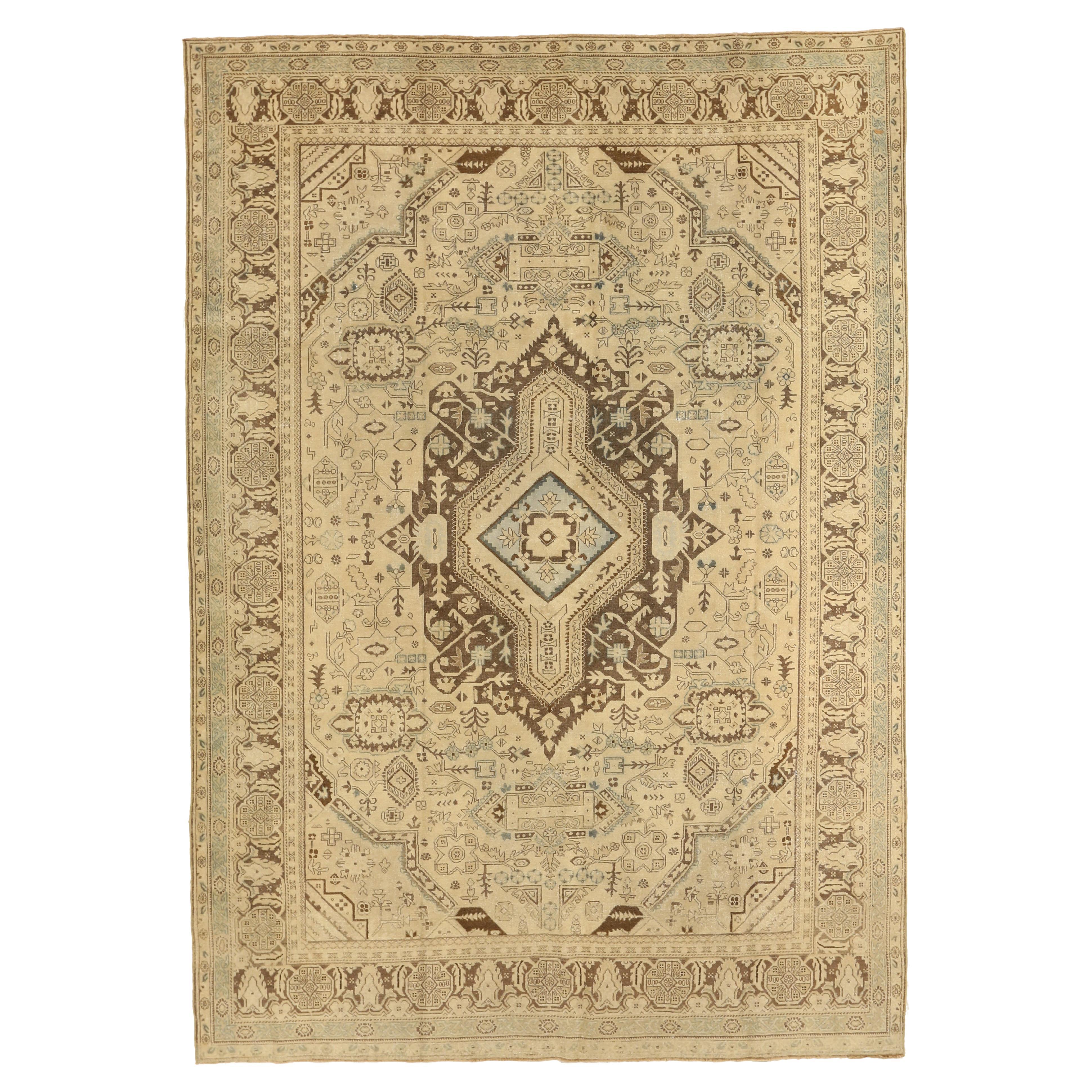 Antiker handgewebter persischer Teppich im Tabriz-Design