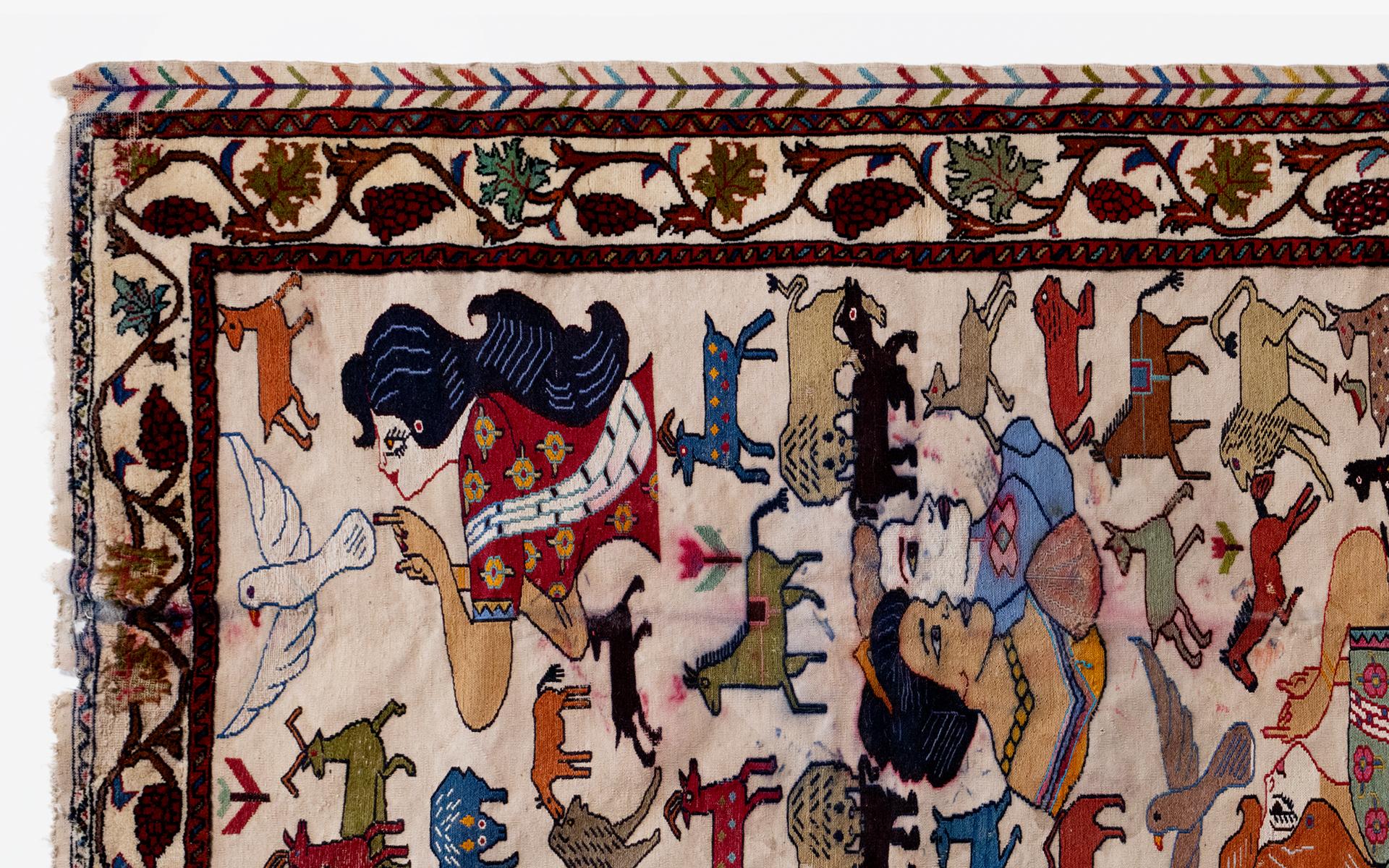Antiker handgewebter persischer Teppich mit weiblicher Figur (135 cm x 200 cm) (Volkskunst) im Angebot