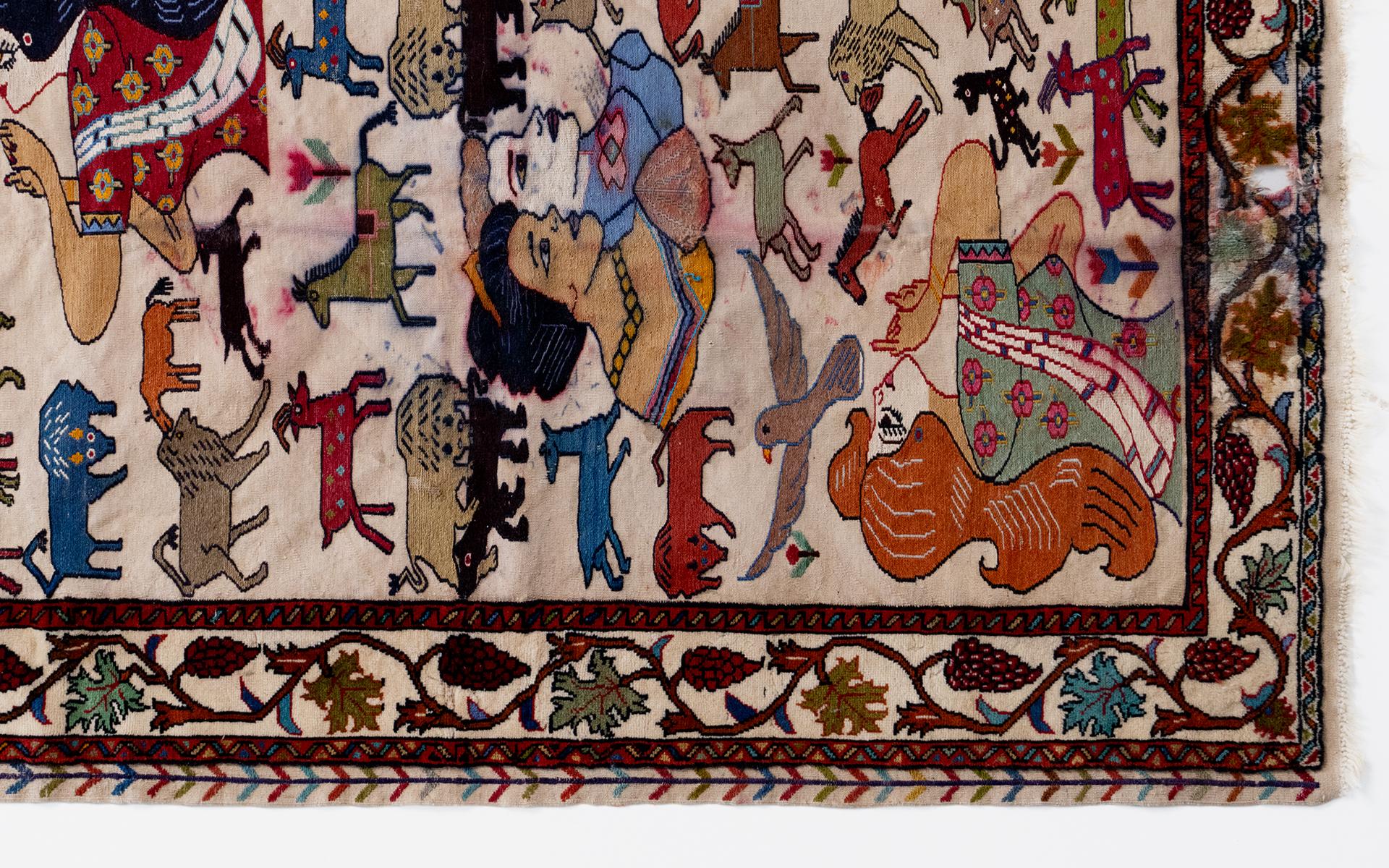 Antiker handgewebter persischer Teppich mit weiblicher Figur (135 cm x 200 cm) (Türkisch) im Angebot