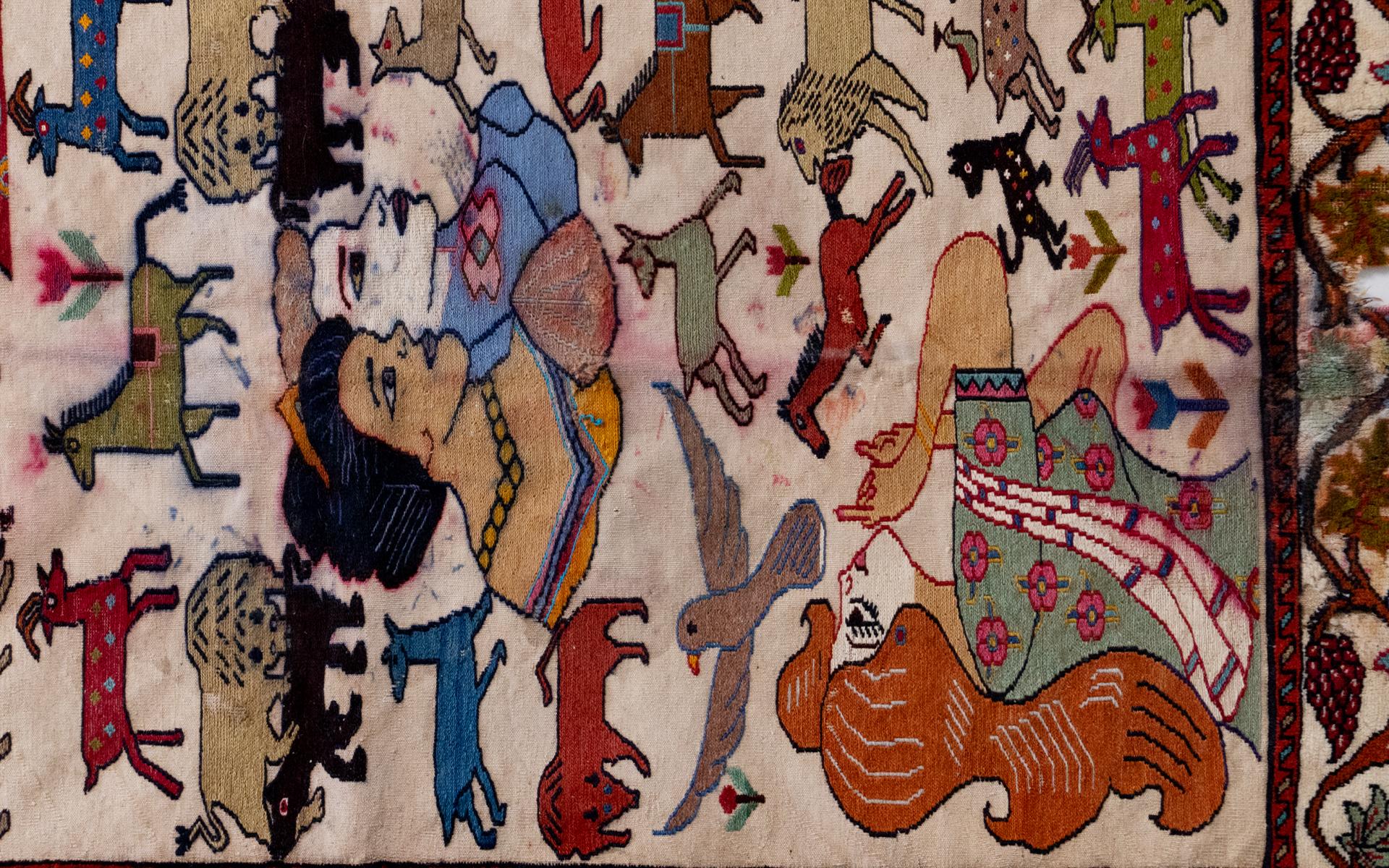 Antiker handgewebter persischer Teppich mit weiblicher Figur (135 cm x 200 cm) (Handgewebt) im Angebot