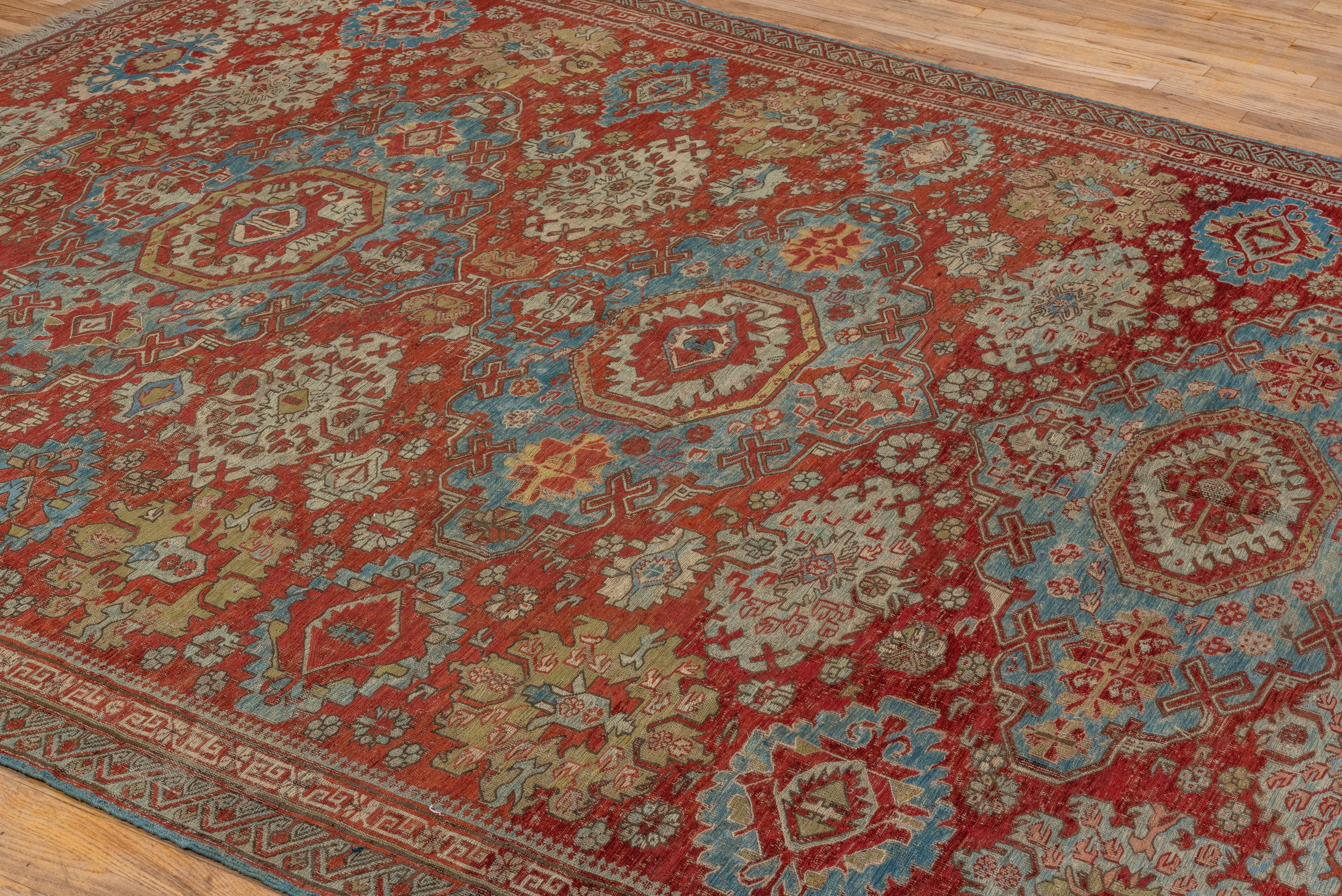 Tapis ancien Sumak tissé à la main champ rouille doux avec médaillon palmette treillis Bon état - En vente à New York, NY
