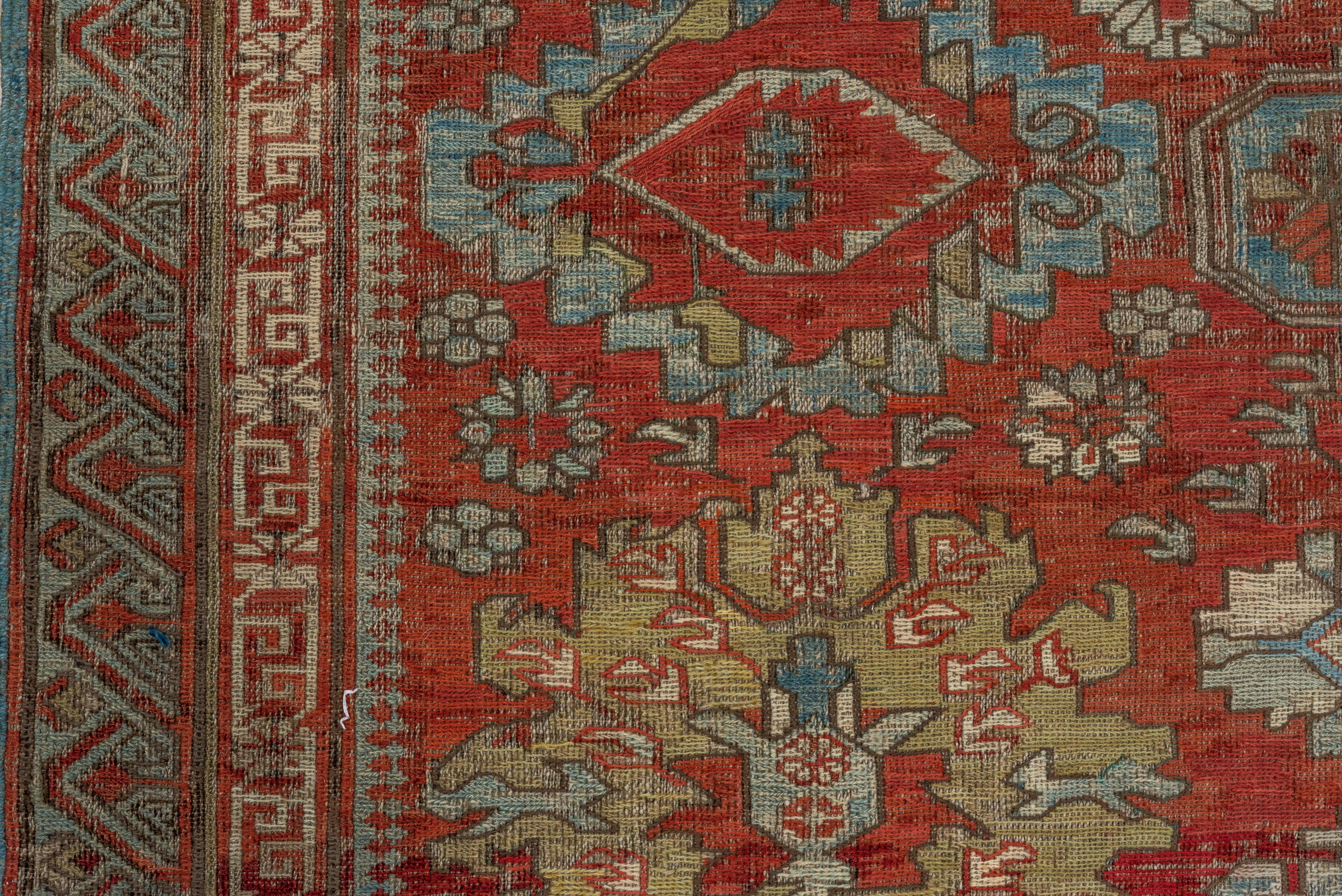 Tapis ancien Sumak tissé à la main champ rouille doux avec médaillon palmette treillis en vente 1