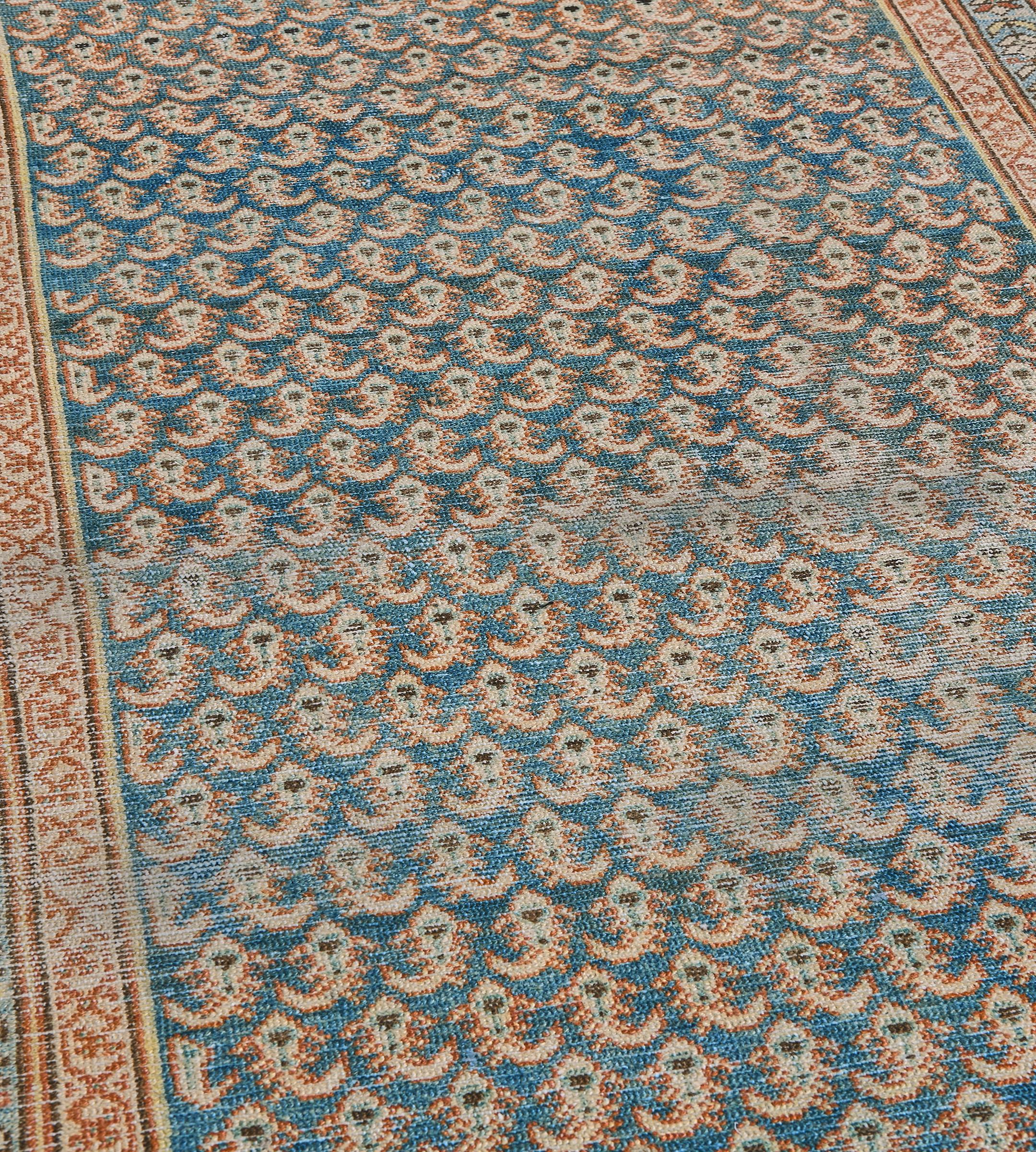 Dieser antike Malayer-Läufer hat ein schattiertes, himmelblaues Feld mit diagonalen Reihen aus chamois-braunem, hellblauem, anthrazit-braunem und ziegelrotem Boteh in einer hellblauen, schmalen Bordüre aus winkelförmigen, miteinander verbundenen
