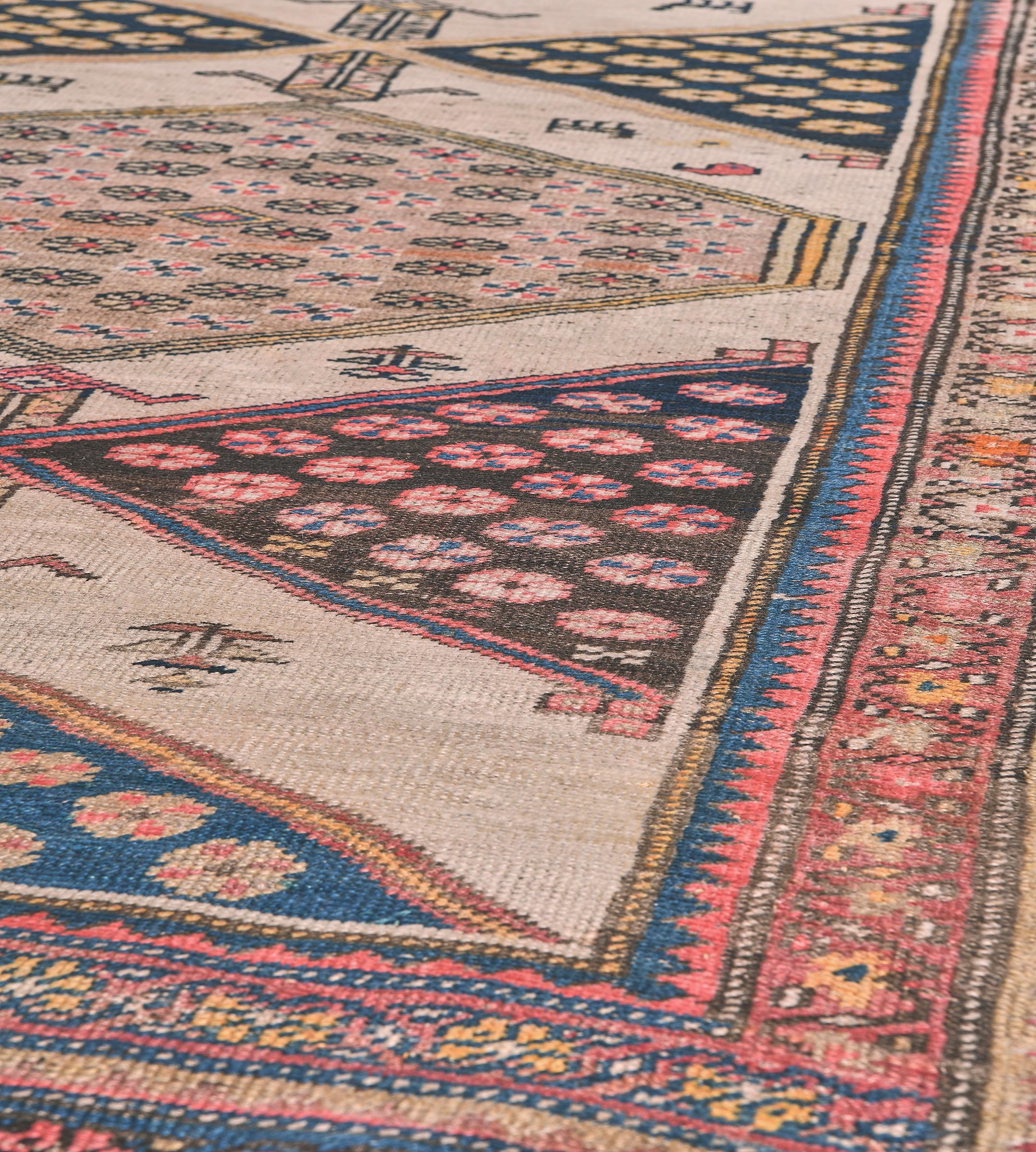 XX secolo Antico runner persiano Bidjar in lana intrecciata a mano con flora e fauna in vendita