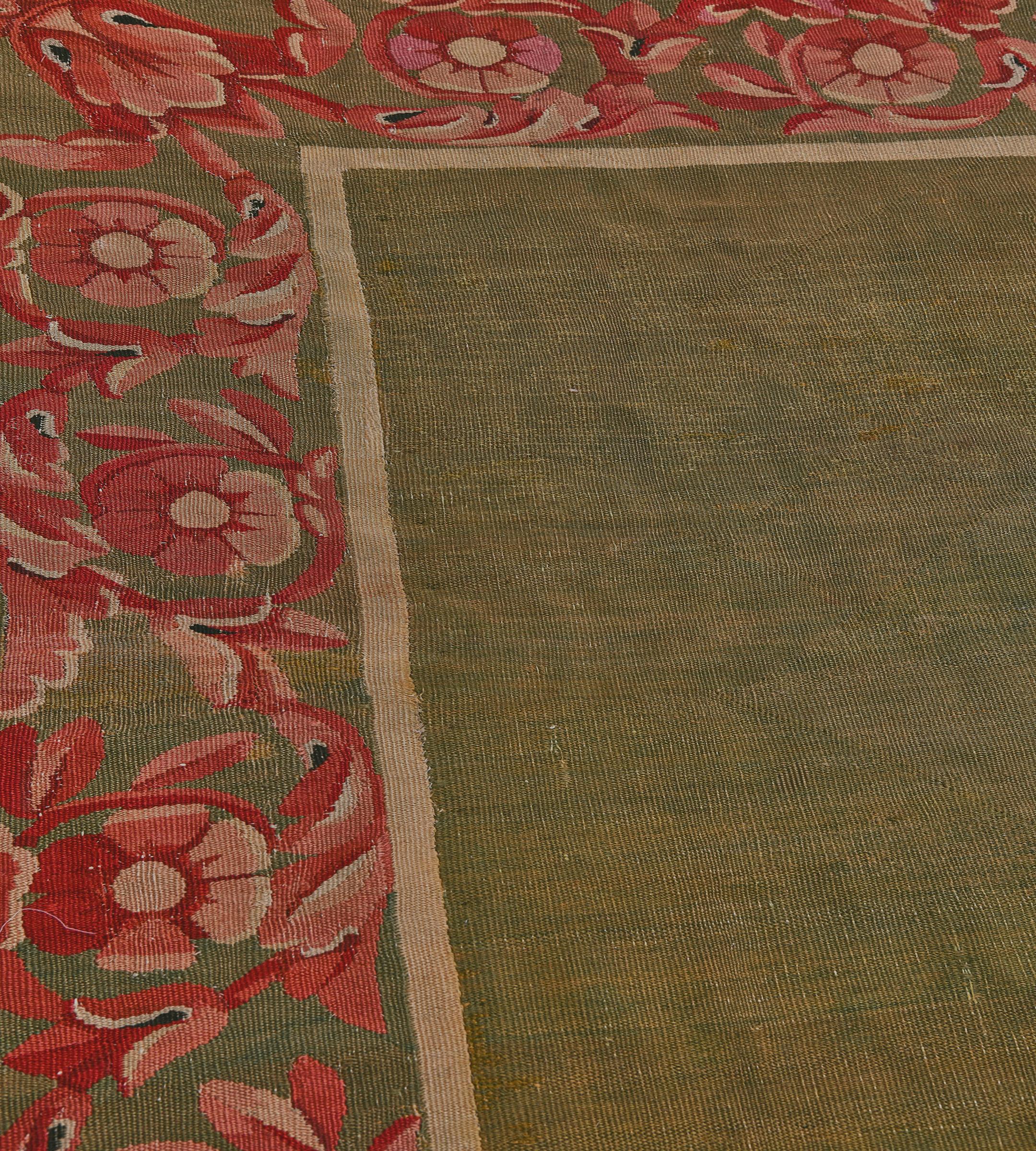 Annodato a mano Tappeto Aubusson francese antico tessuto a mano in lana verde e floreale in vendita