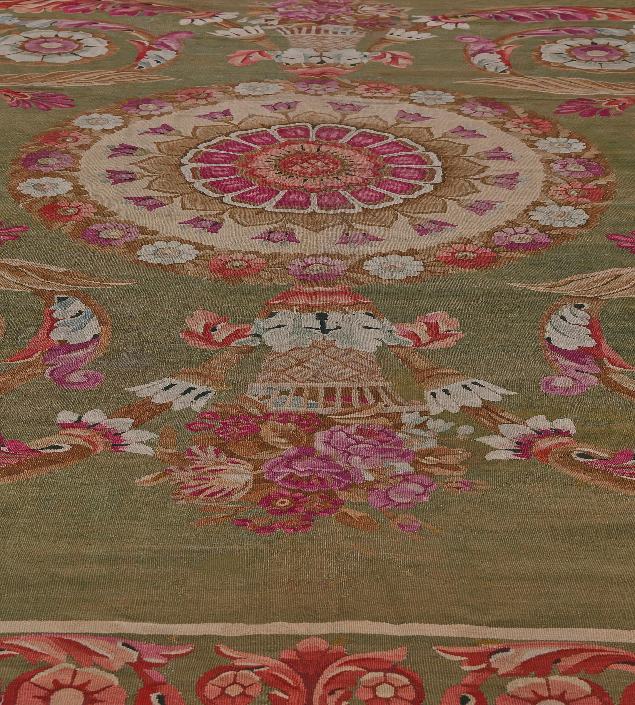 Lana Tappeto Aubusson francese antico tessuto a mano in lana verde e floreale in vendita