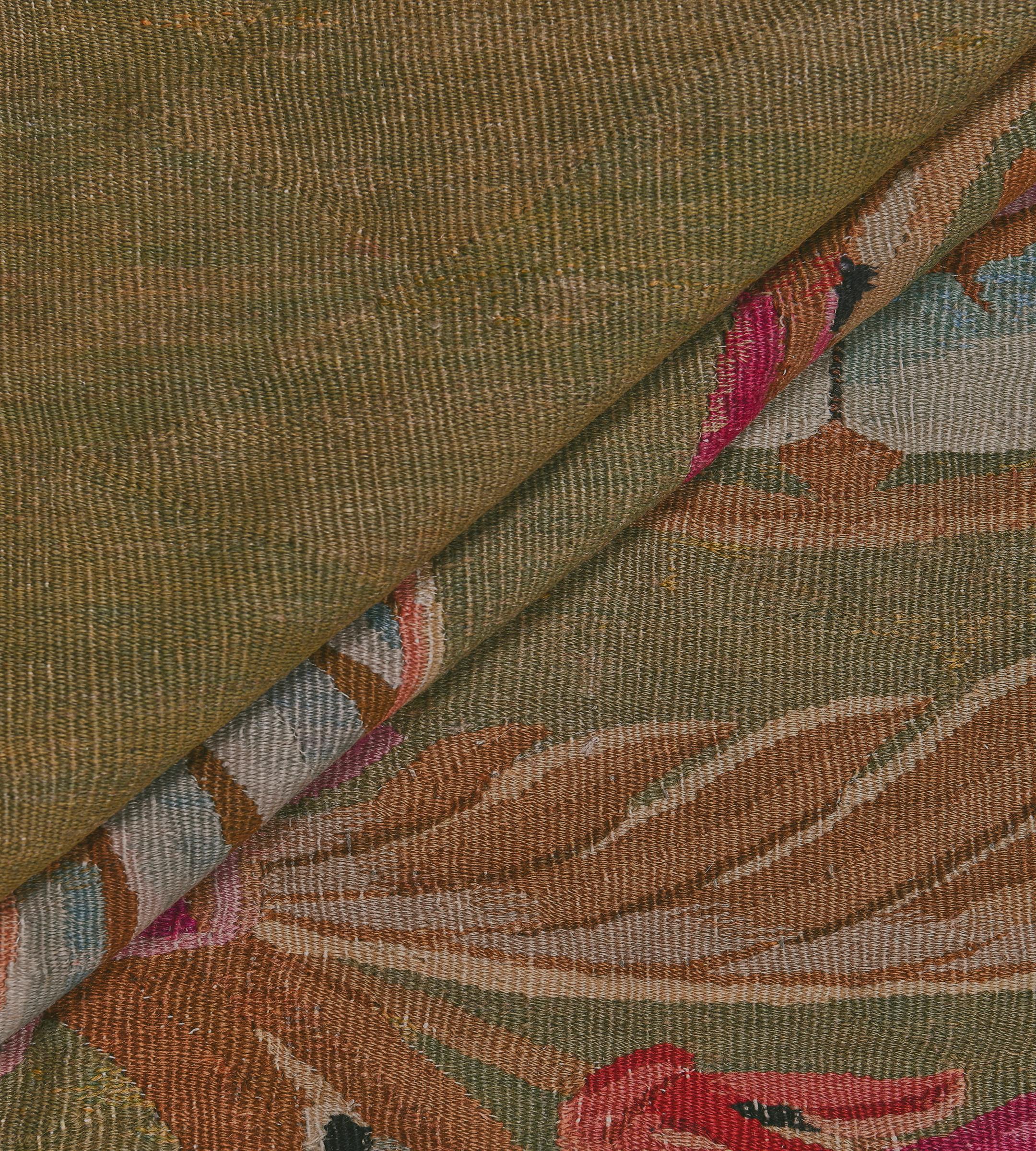 Tappeto Aubusson francese antico tessuto a mano in lana verde e floreale in vendita 1