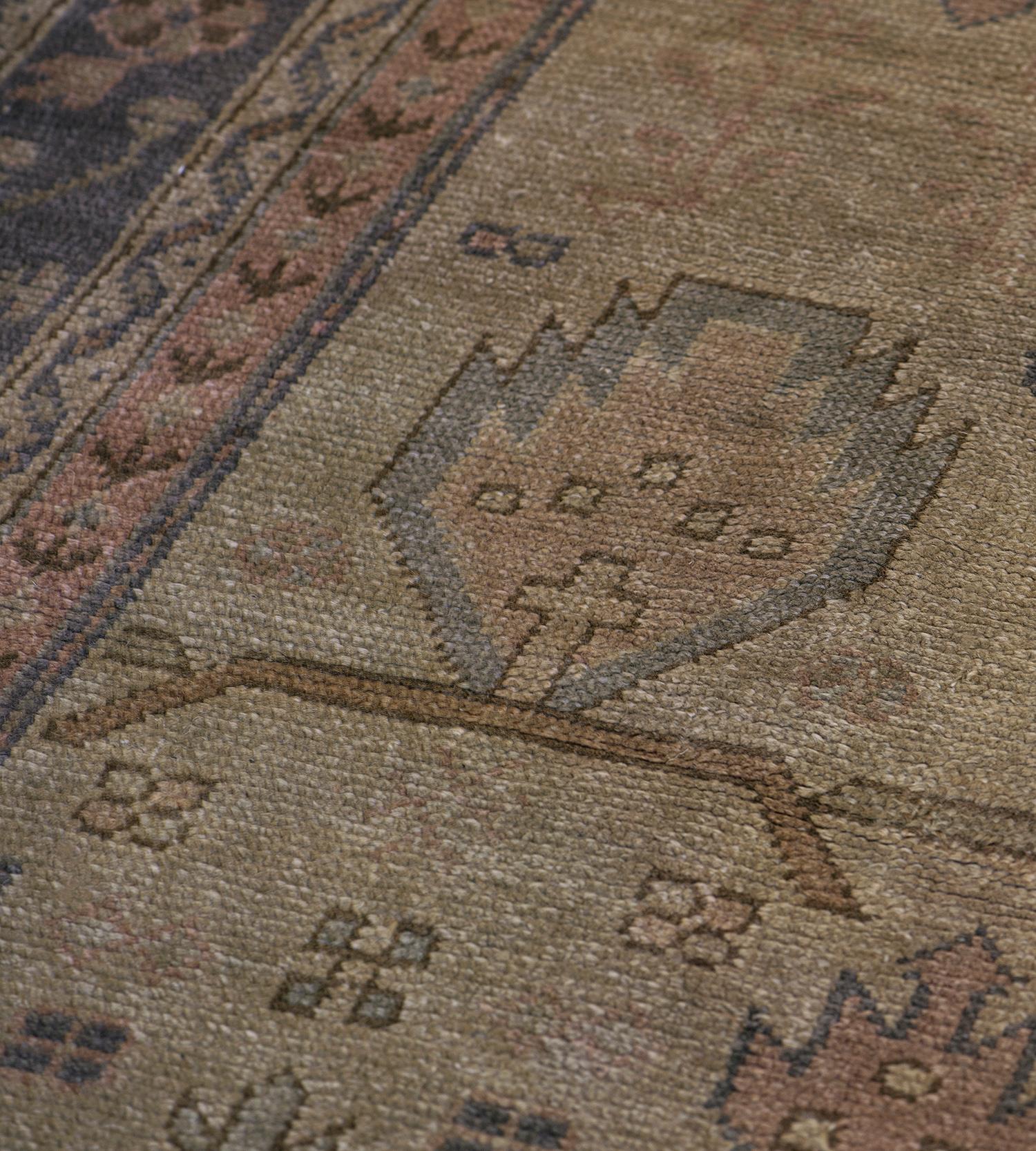 Antiker handgewebter Oushak-Teppich aus Wolle im Zustand „Gut“ im Angebot in West Hollywood, CA