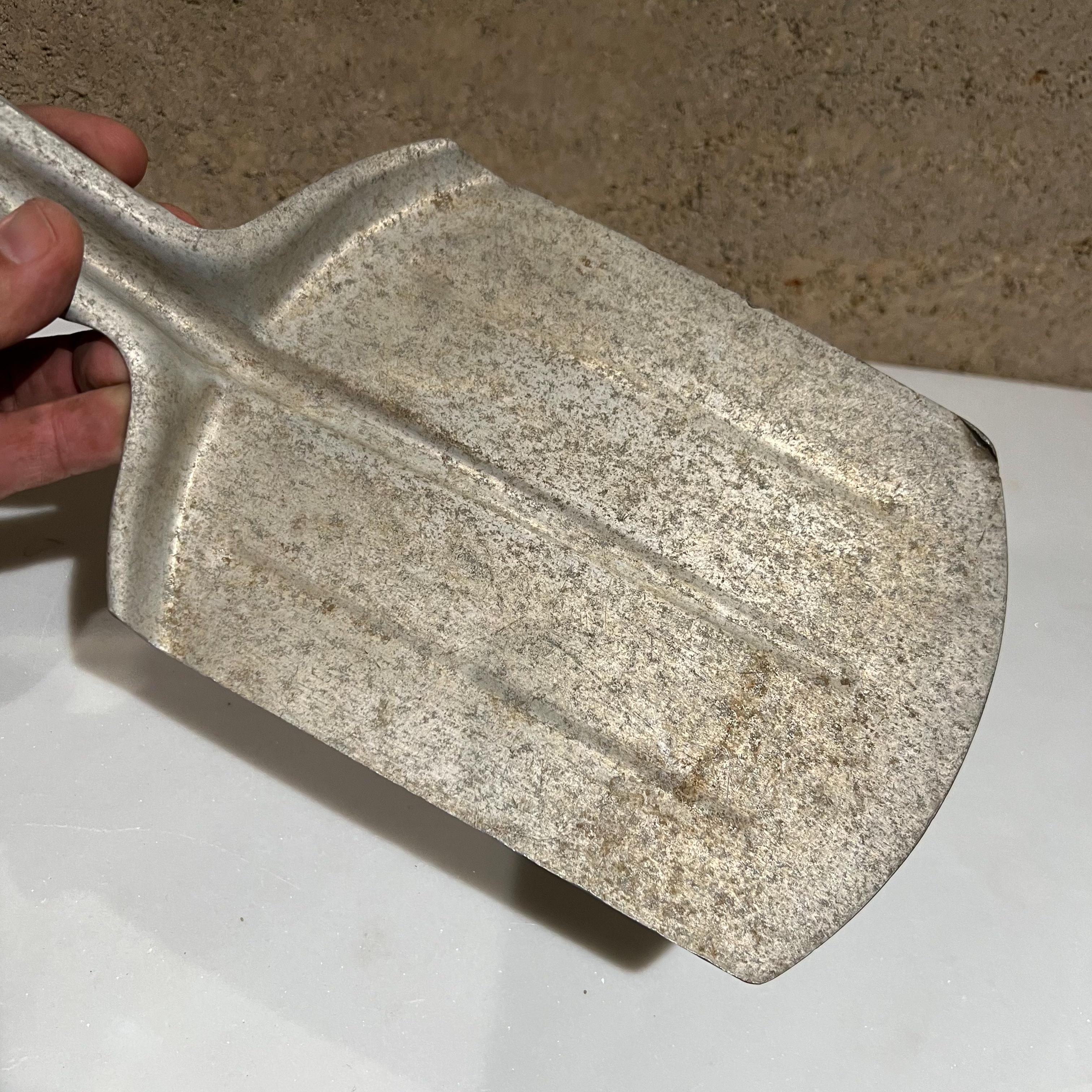 Antikes antikes handgefertigtes Feuerschaufelwerkzeug aus Aschenbecher mit Kohlenschaufel aus Aluminium im Angebot 7