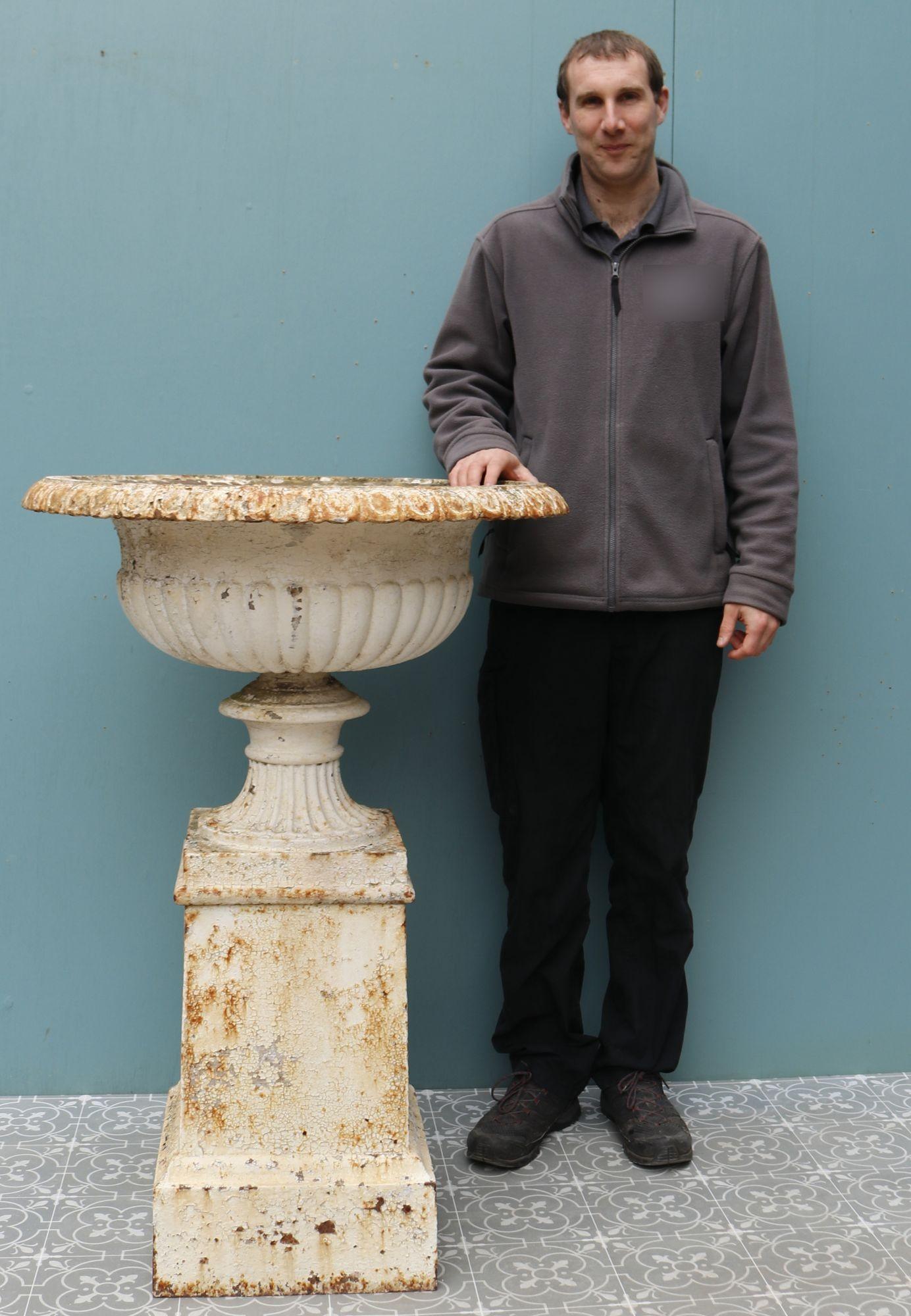 Antique Handyside Cast Iron Tazza Urn In Good Condition For Sale In Wormelow, Herefordshire