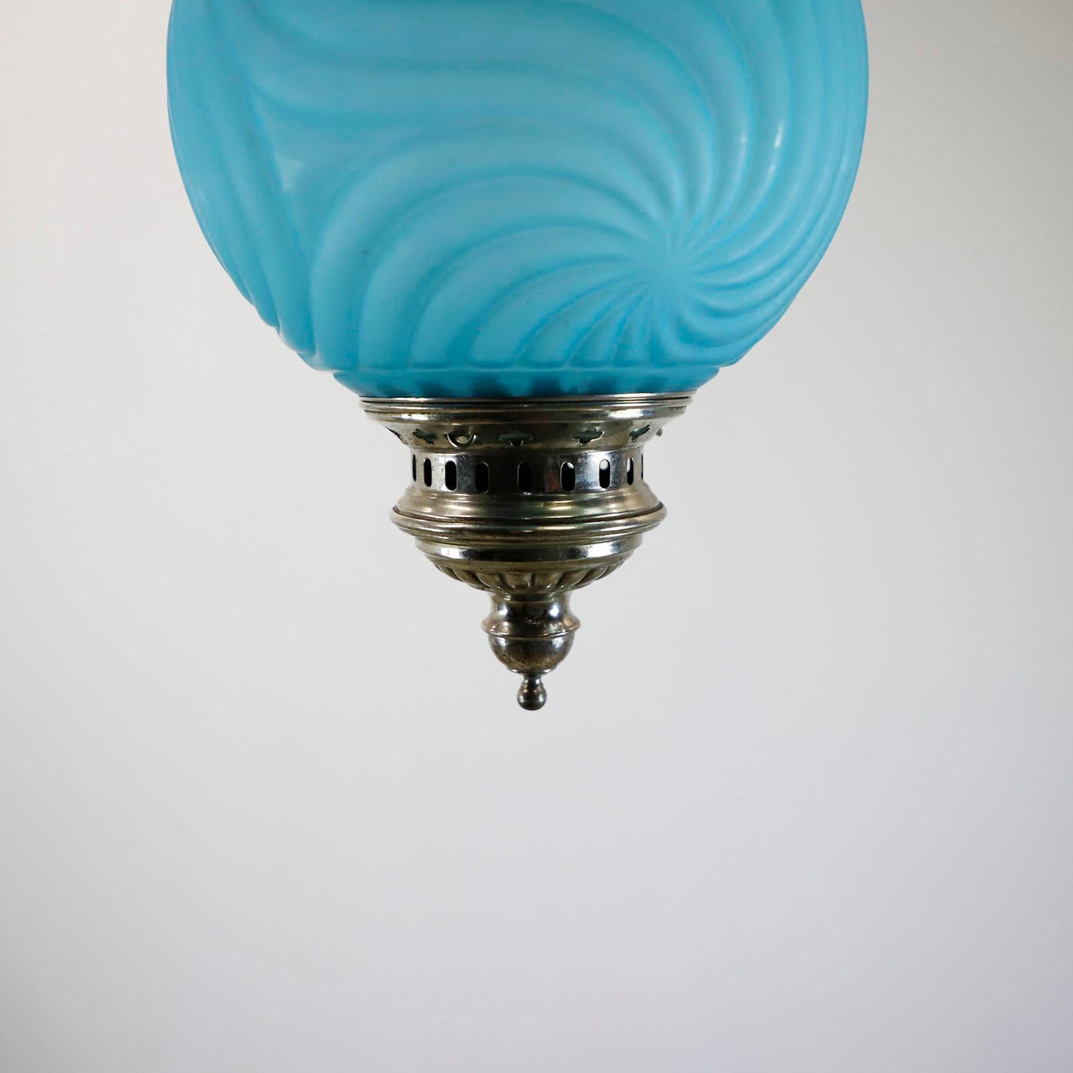 Alrededor de 1920. Te ofrecemos este precioso Farol Colgante Antiguo para Velas en un raro color azul. El Farol incluye un bonito sistema en el que las cadenas discurren por raíles para que las velas puedan cambiarse fácilmente.
