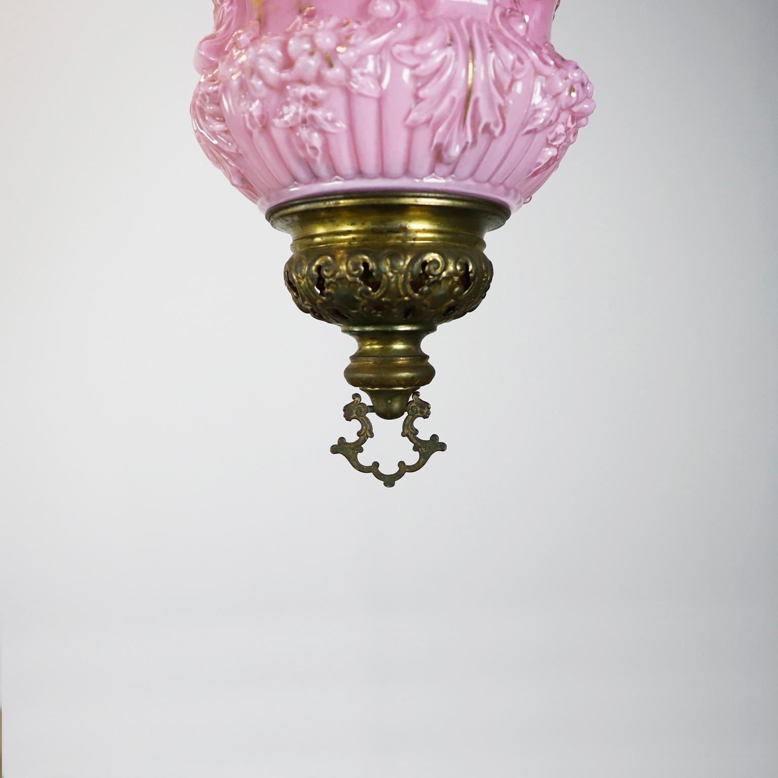 Circa 1920. Offriamo questa bellissima lanterna a candela appesa antica in un raro colore rosa. La Lanterna include un bellissimo sistema in cui le catene scorrono su binari in modo da poter cambiare facilmente le candele.
