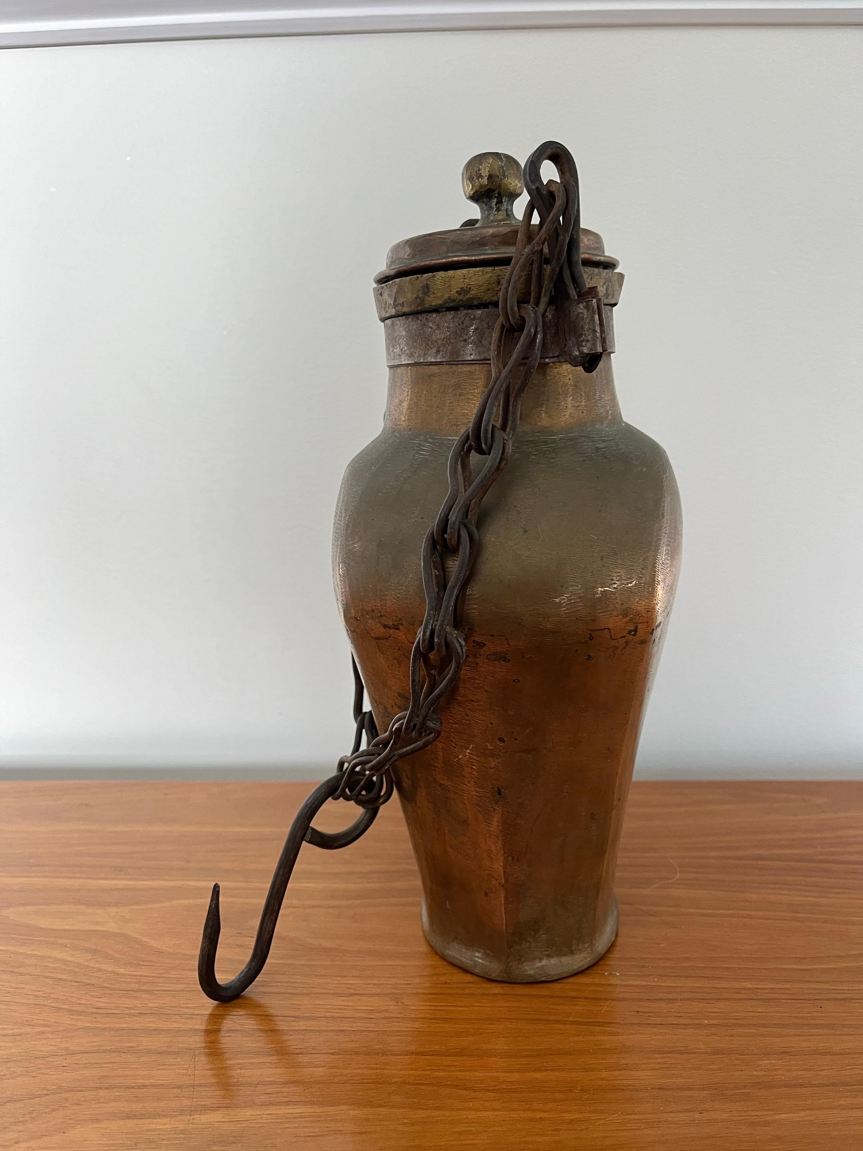 Bohème Vase à eau ou à huile suspendu en cuivre antique en vente