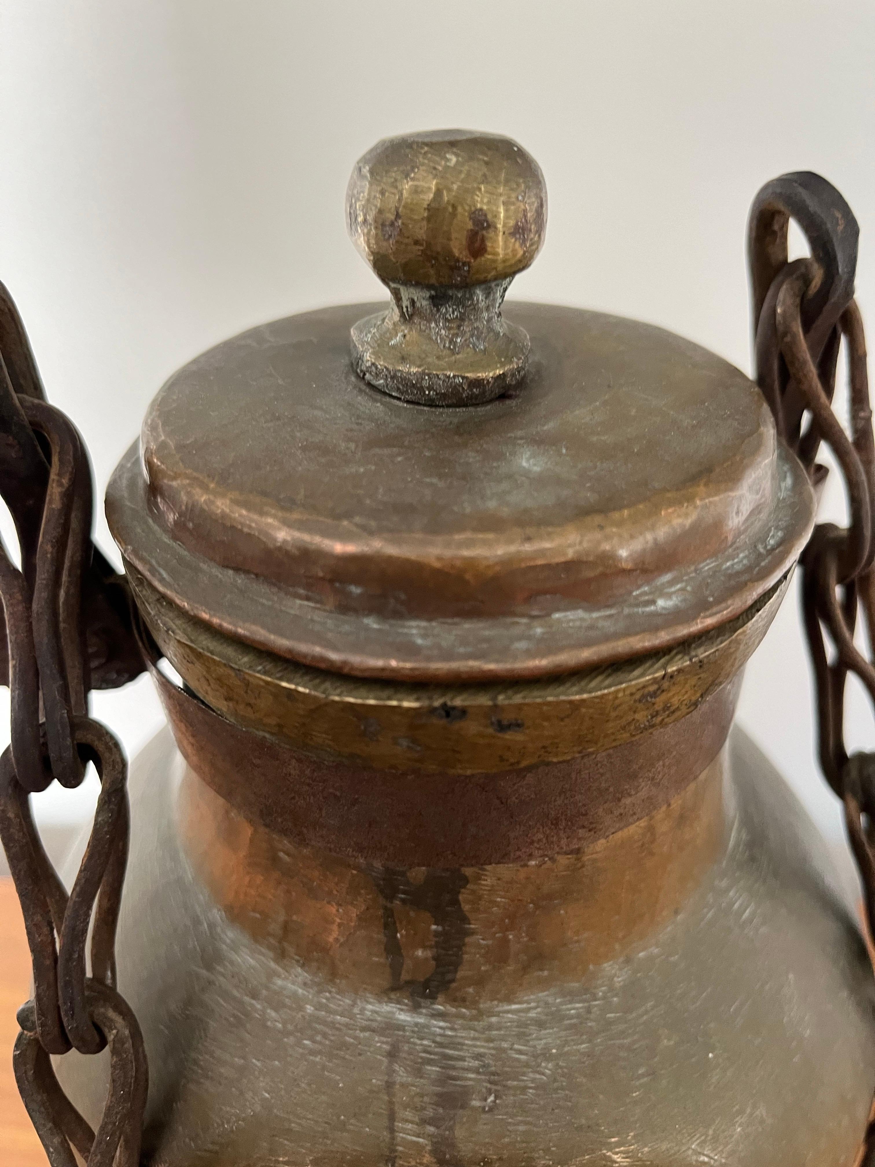 Inconnu Vase à eau ou à huile suspendu en cuivre antique en vente