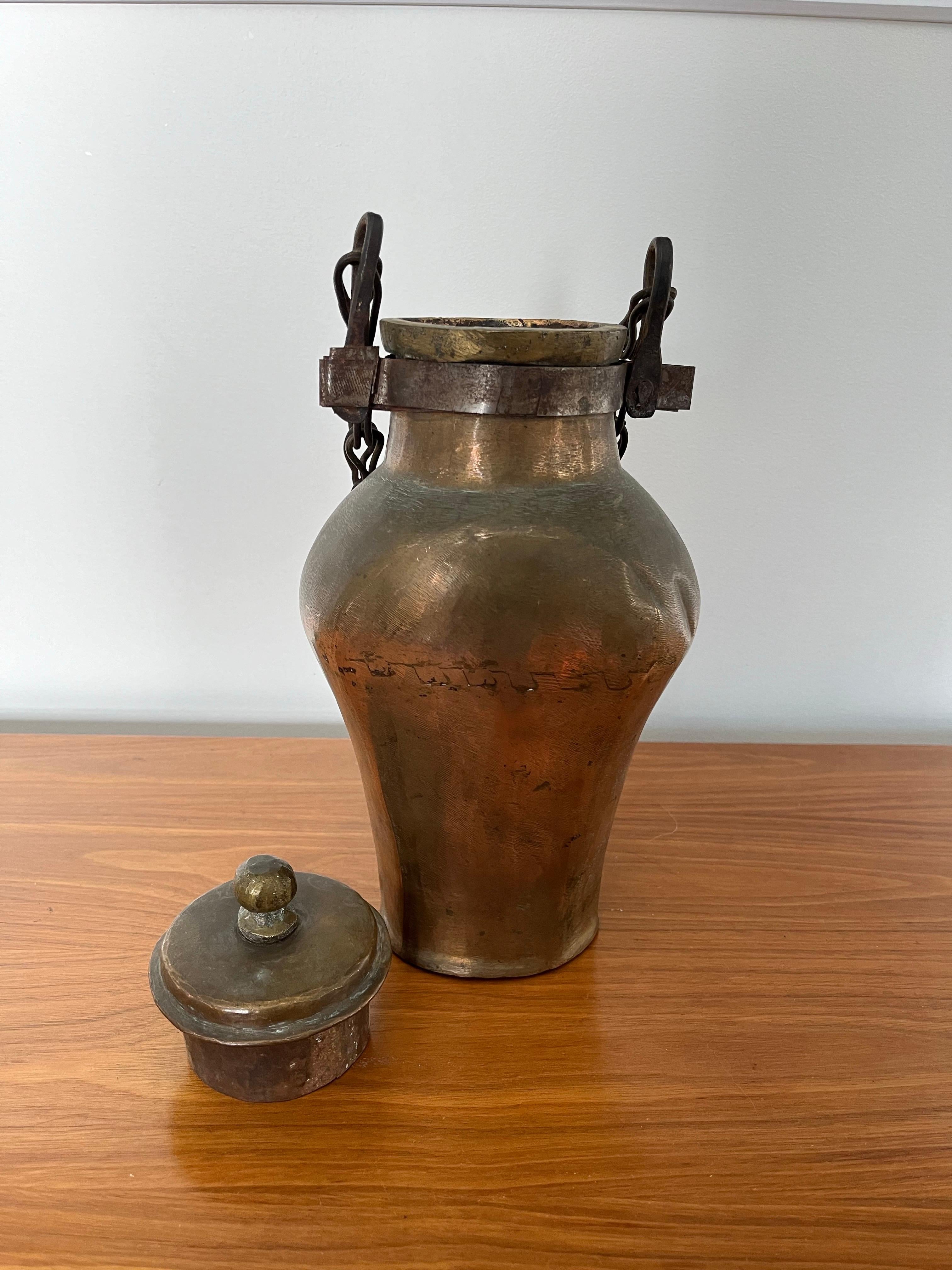 Vase à eau ou à huile suspendu en cuivre antique Bon état - En vente à W Allenhurst, NJ