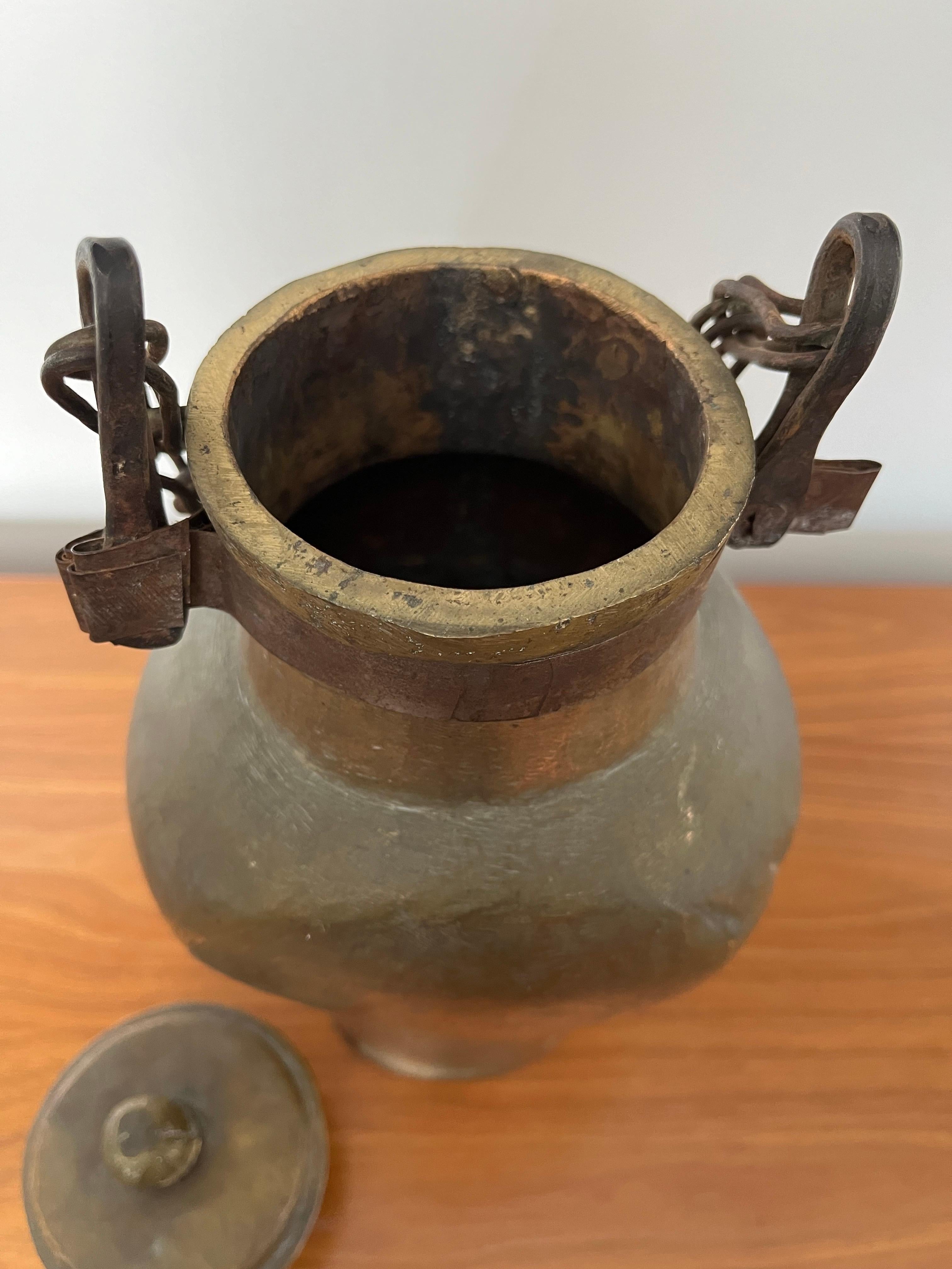 XIXe siècle Vase à eau ou à huile suspendu en cuivre antique en vente