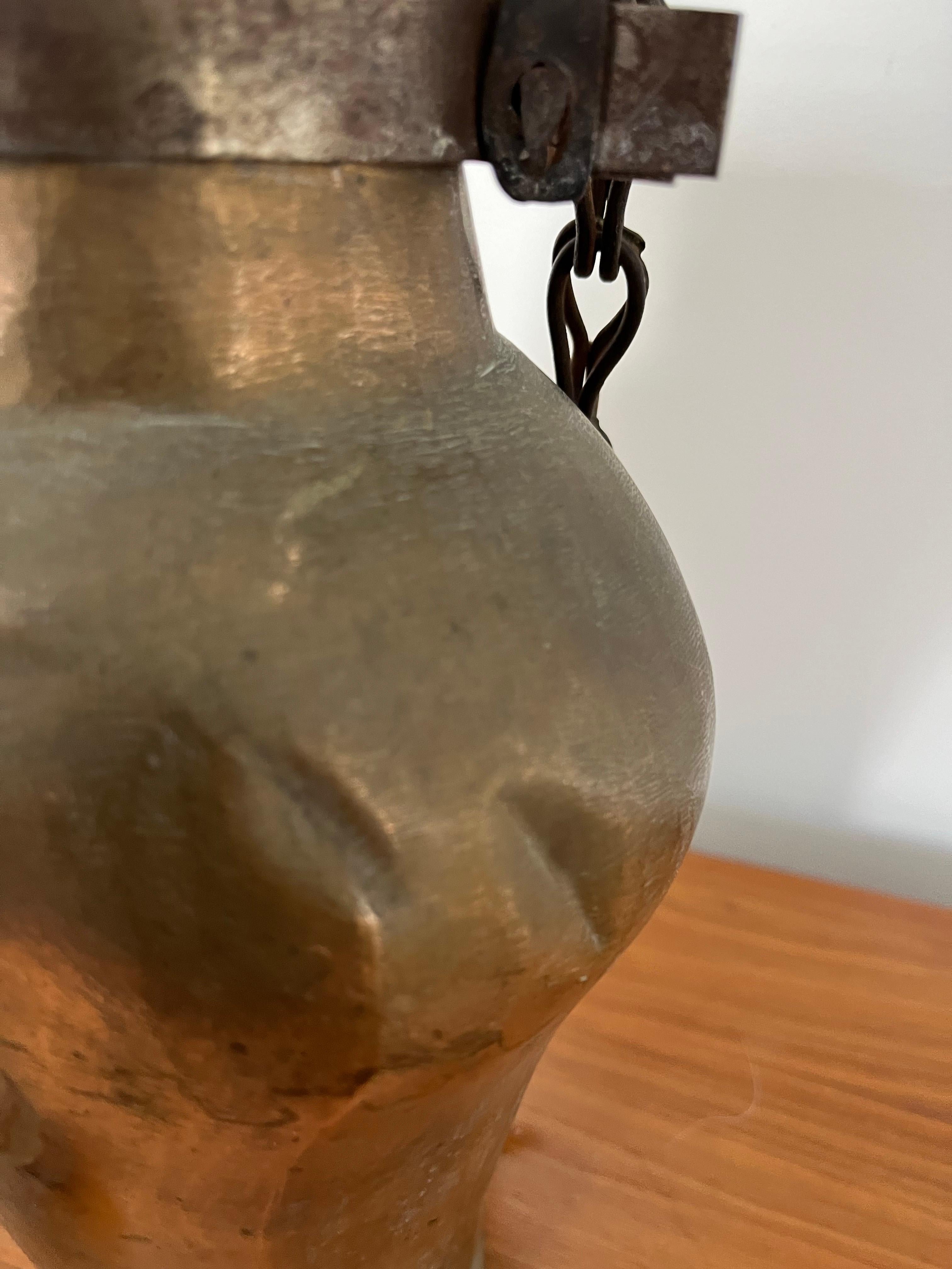 Vase à eau ou à huile suspendu en cuivre antique en vente 1
