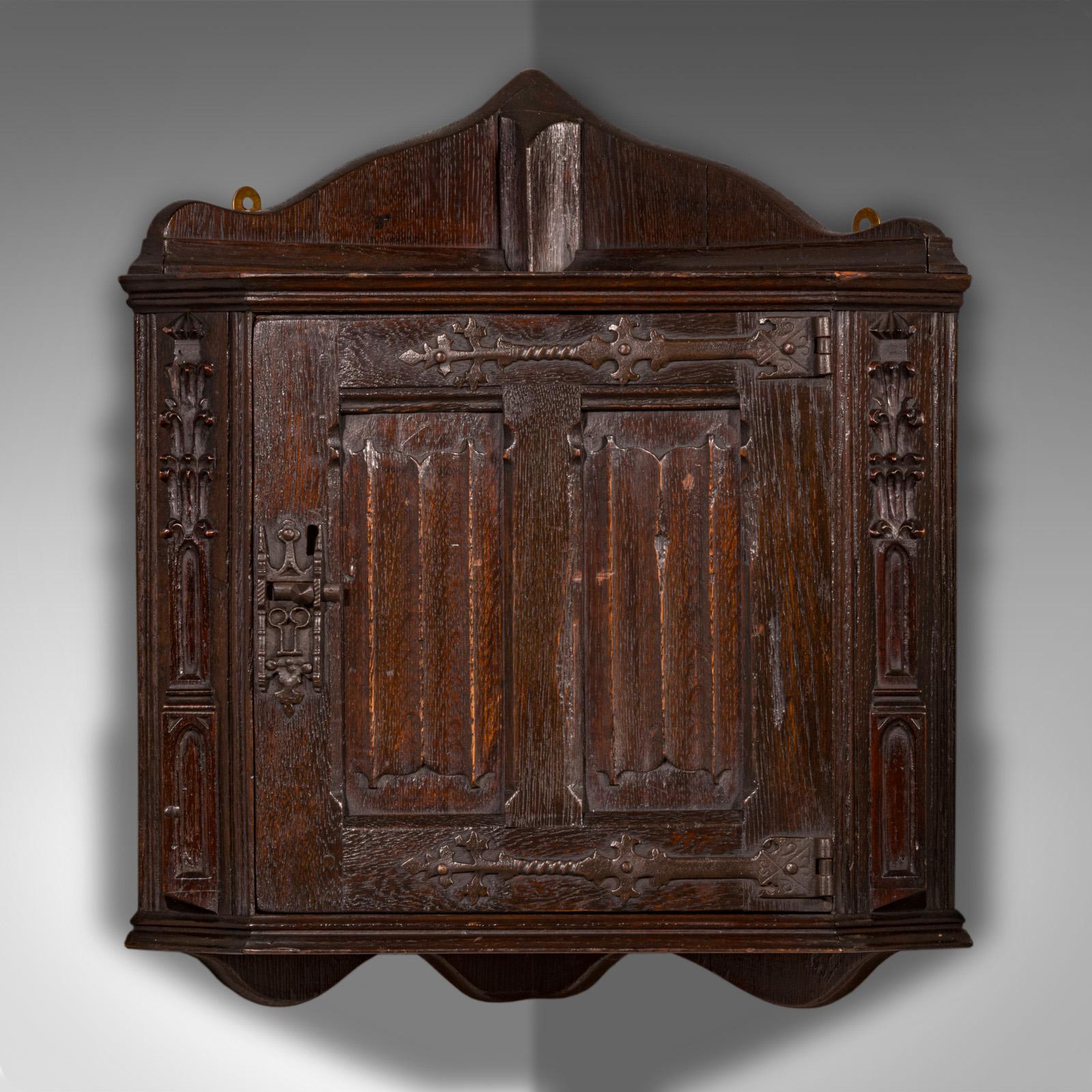 Se trata de un armario esquinero colgante antiguo. Armario de cocina o expositor inglés, de roble, de la época victoriana, hacia 1880.

Proporción encantadoramente corta con magníficos matices góticos
Presenta una deseable pátina envejecida y en