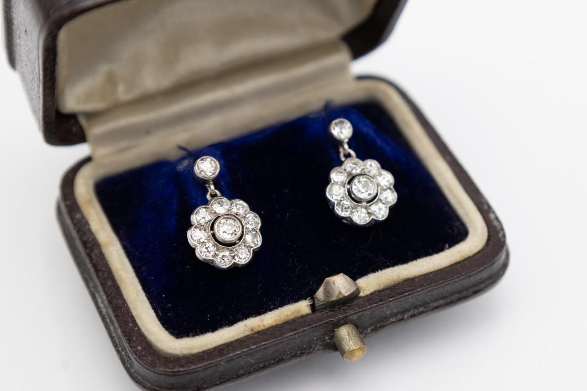 Art nouveau Boucles d'oreilles suspendues anciennes avec des diamants en forme de fleurs. en vente