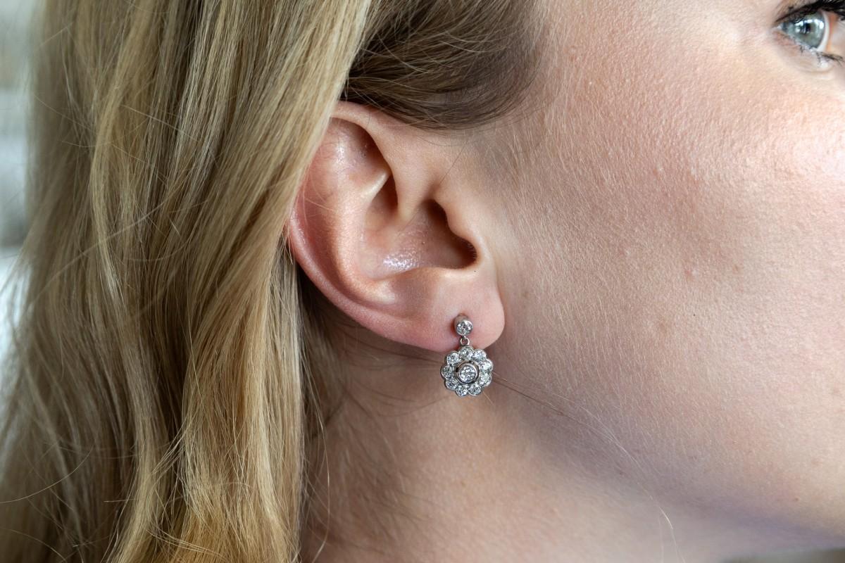 Taille vieille Europe Boucles d'oreilles suspendues anciennes avec des diamants en forme de fleurs. en vente