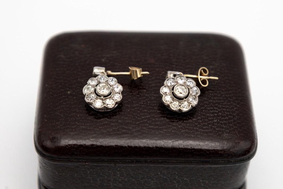 Boucles d'oreilles suspendues anciennes avec des diamants en forme de fleurs. Bon état - En vente à Chorzów, PL