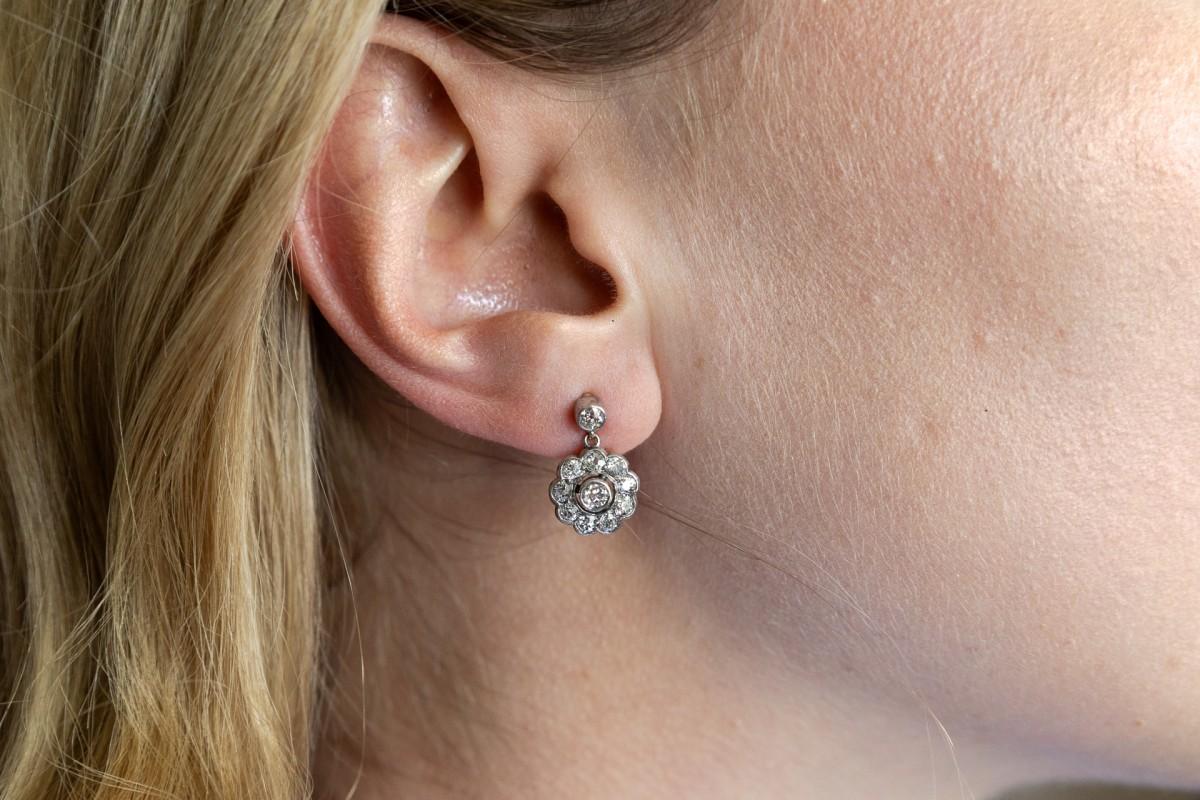 Boucles d'oreilles suspendues anciennes avec des diamants en forme de fleurs. Unisexe en vente