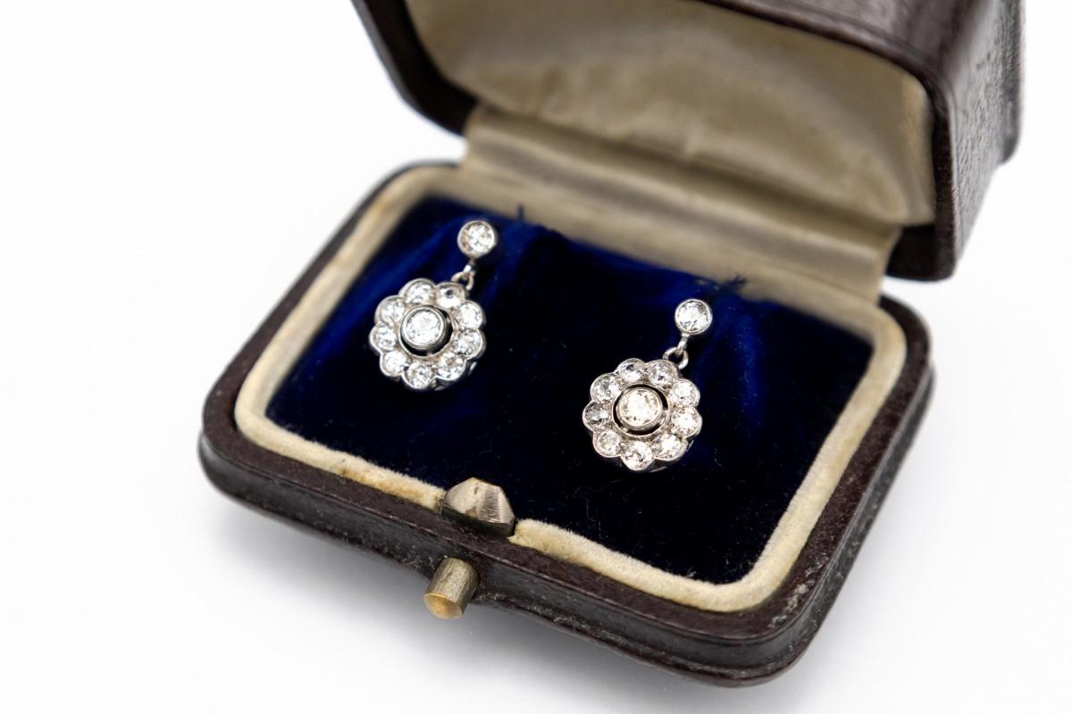 Boucles d'oreilles suspendues anciennes avec des diamants en forme de fleurs. en vente 1