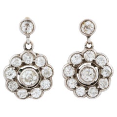 Pendientes colgantes antiguos con diamantes en forma de flores.