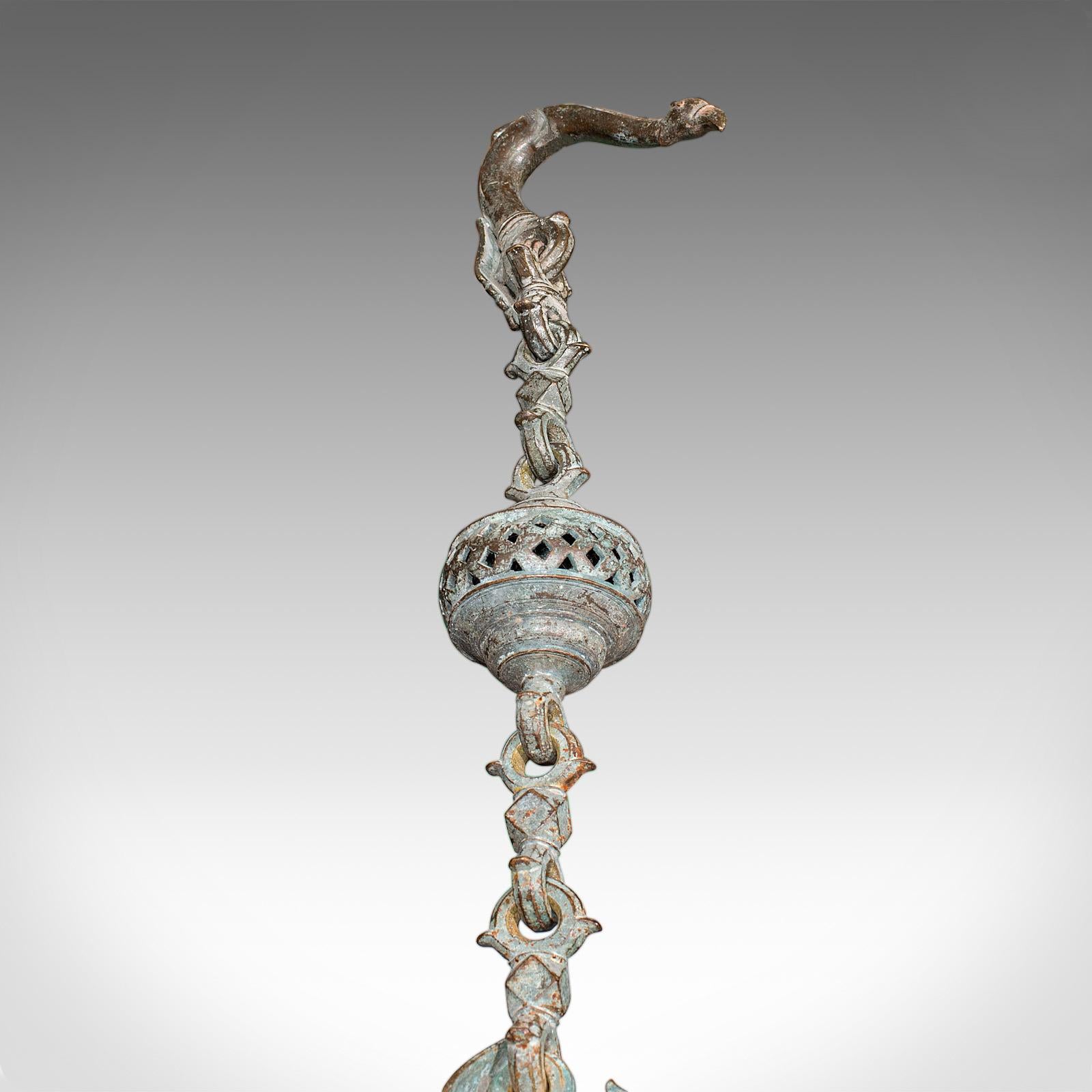 Il s'agit d'un brûleur d'encens antique pour temple suspendu. Encensoir de cérémonie indien en bronze lourd, d'une taille impressionnante et aux détails complexes, datant de la période victorienne, vers 1880. Un superbe exemple de l'artisanat du