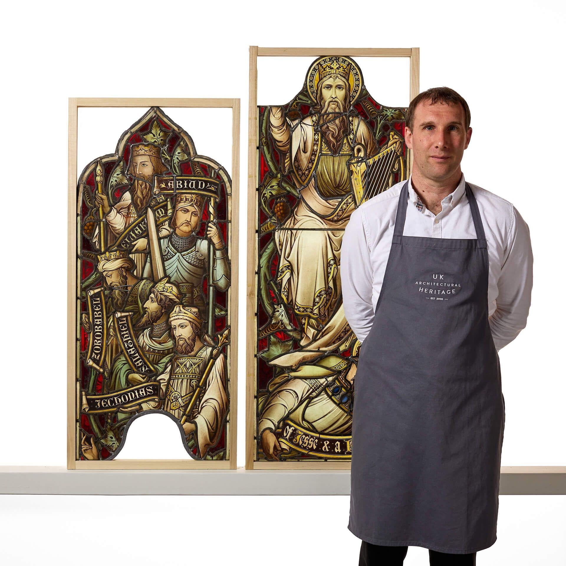 Antigua vidriera eclesiástica que representa a un grupo de reyes en diversas posturas.
Competentemente pintada, esta espectacular vidriera data de 1889, y en su día formó parte de una impresionante vidriera mayor llamada 