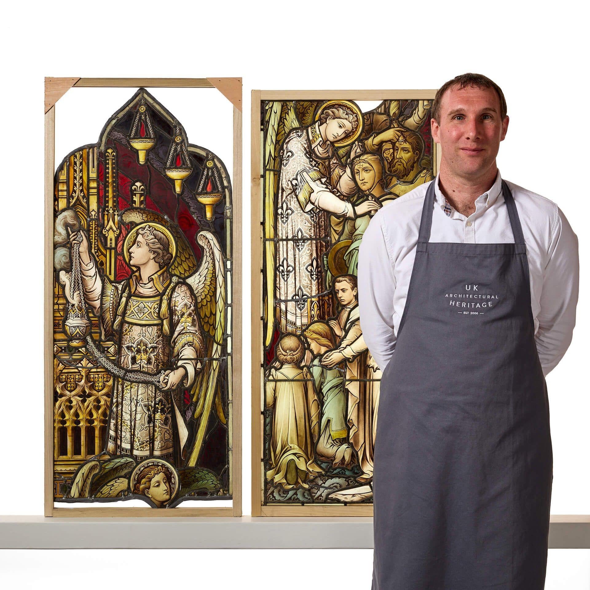 Vitrail ancien de Hardman & Co représentant une scène religieuse avec un ange et des disciples.

La forme en arc de lancette du panneau supérieur montre l'ange balançant un encensoir, un support religieux utilisé pour relier les royaumes terrestre