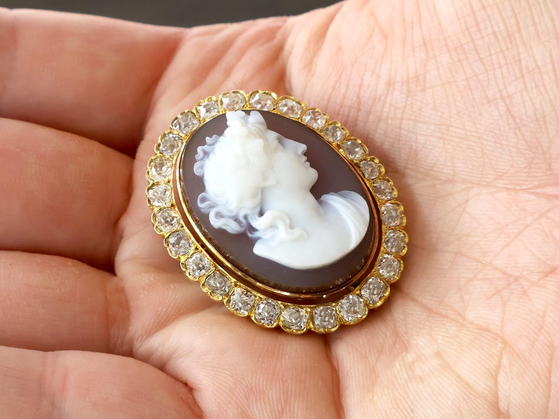 Taille vieille Europe Broche camée ancienne en or jaune 18 carats avec pierre dure et diamants de 4,88 carats en vente