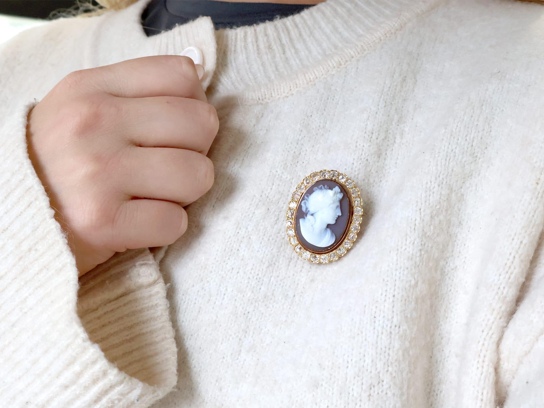 Broche camée ancienne en or jaune 18 carats avec pierre dure et diamants de 4,88 carats Excellent état - En vente à Jesmond, Newcastle Upon Tyne