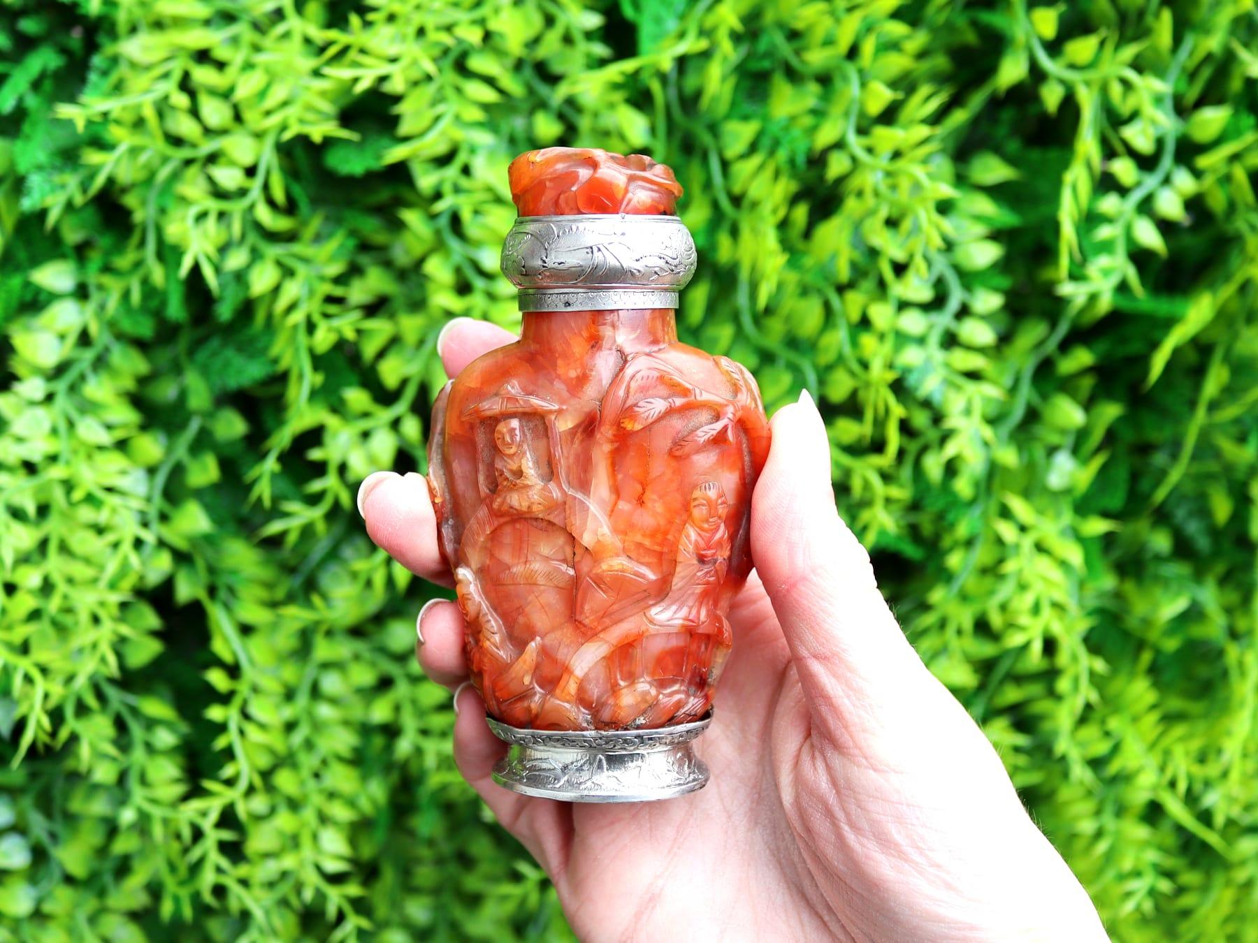 Un'eccezionale, raffinata e imponente bottiglia profumata antica francese in argento e pietra dura intagliata cinese; un'aggiunta alla nostra variegata collezione di oggetti ornamentali.

Questa eccezionale bottiglia di profumo antica in pietra dura