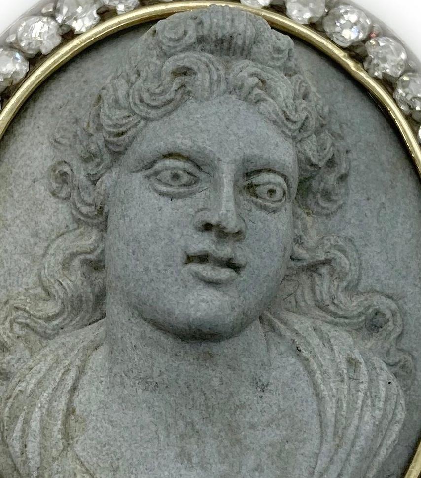 Broche du début du XIXe siècle en or blanc, présentant un camée en pierre dure entouré de diamants.