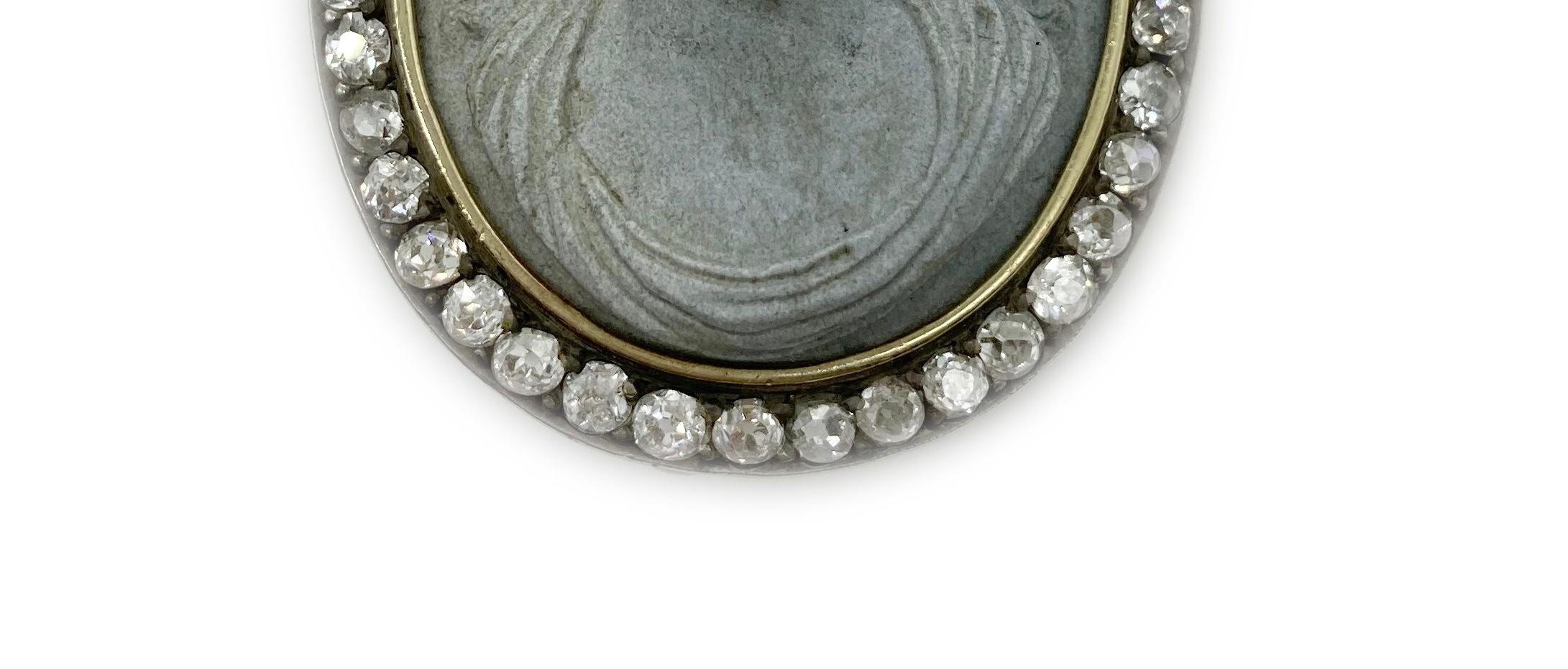 Néoclassique Broche ancienne en camée de pierre dure et diamants en vente