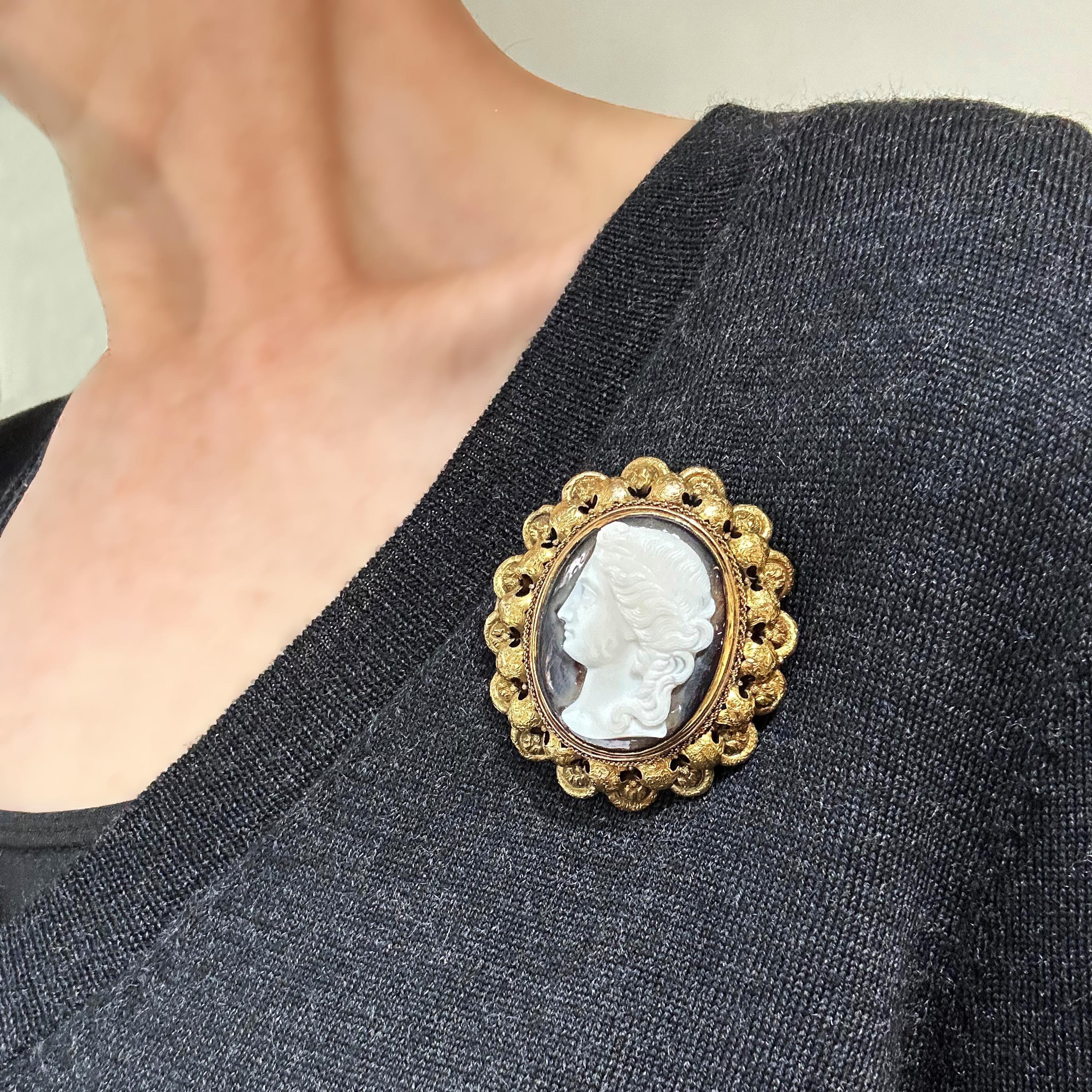 Antique Hardstone Sardonyx Cameo and Gold Brooch, Circa 1875 In Good Condition For Sale In London, GB