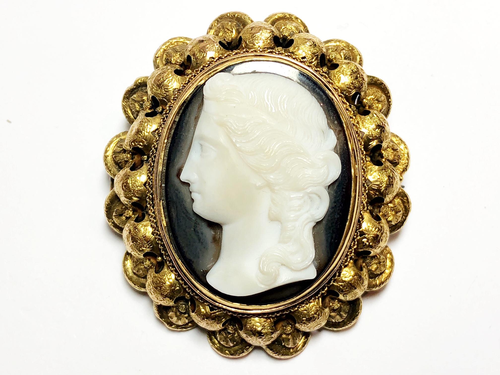 Antique Hardstone Sardonyx Cameo and Gold Brooch, Circa 1875 For Sale 2