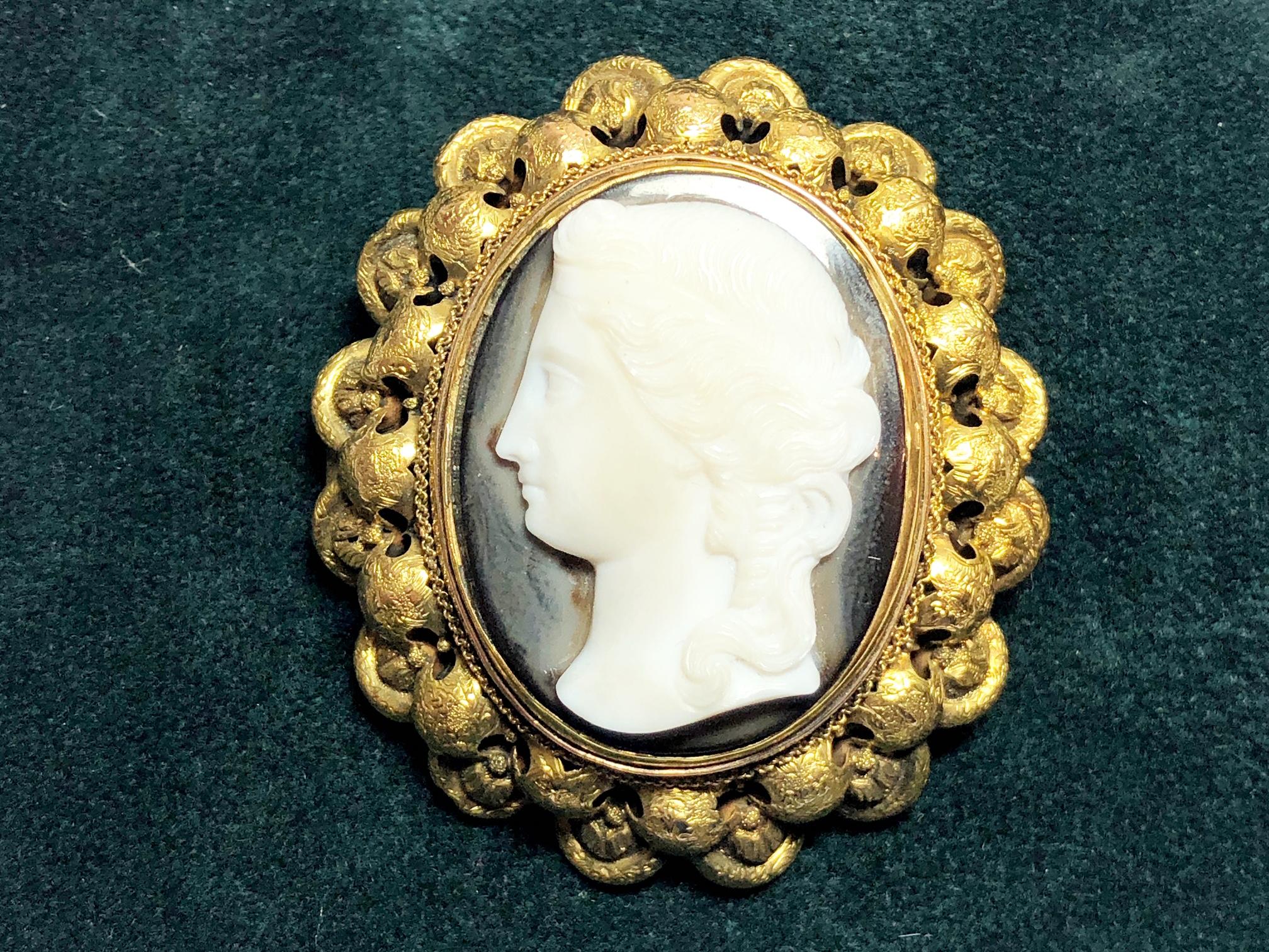 Antique Hardstone Sardonyx Cameo and Gold Brooch, Circa 1875 For Sale 4