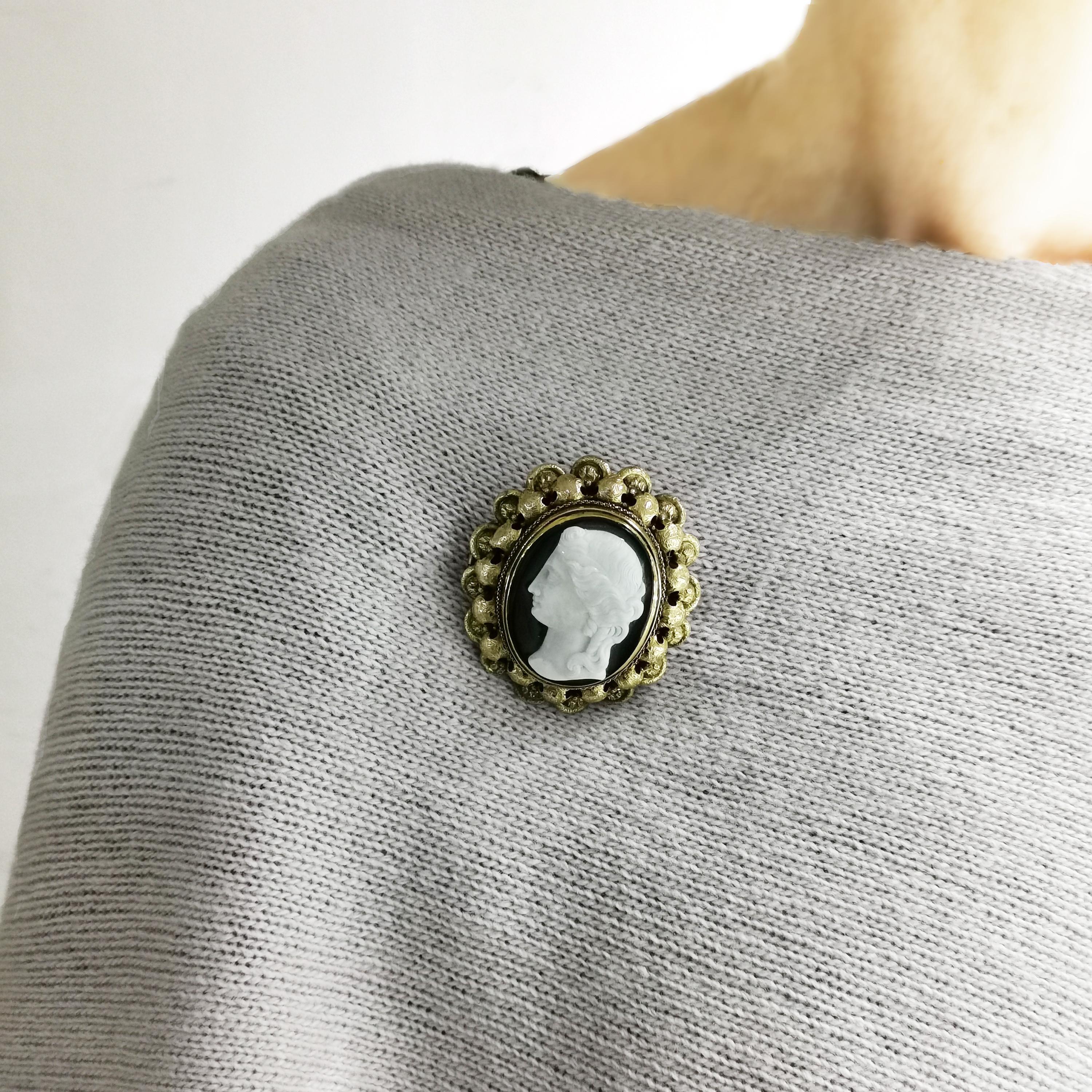 Antique Hardstone Sardonyx Cameo and Gold Brooch, Circa 1875 For Sale 3