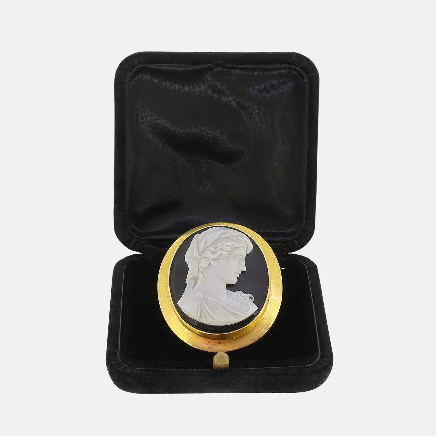 Nous avons ici une broche camée antique en pierre dure merveilleusement sculptée. La broche représente le profil latéral d'une femme en relief et est d'une excellente qualité. Elle est montée sur une simple broche en or jaune 18ct.

Condit : Utilisé